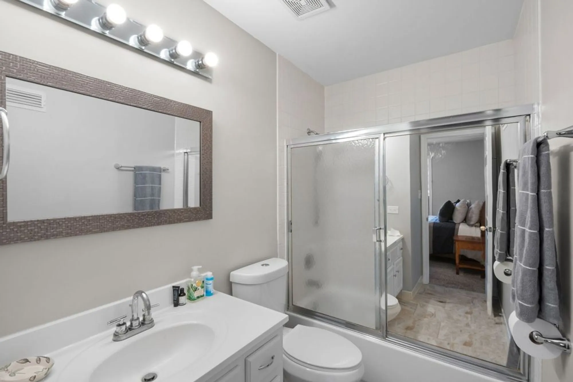 Property Slideshow image 18 of 31 | 429 valley view rd, Lake Barrington, IL, 60010