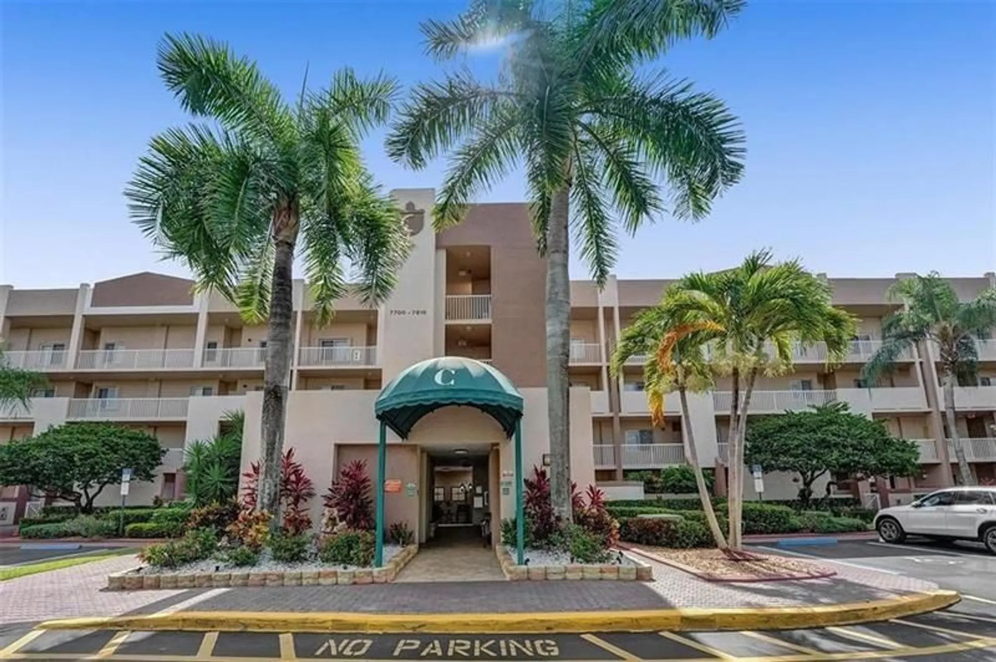 Property Slideshow image 2 of 25 | 7748 granville dr 211, Tamarac, FL, 33321