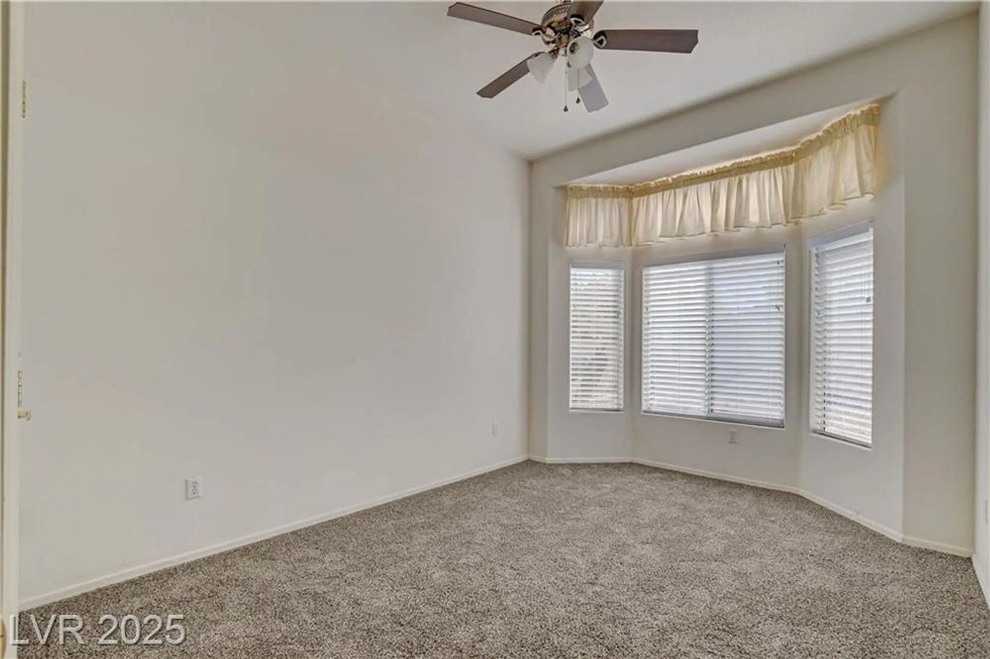 Property Slideshow image 34 of 71 | 10113 cresent creek dr, Las Vegas, NV, 89134