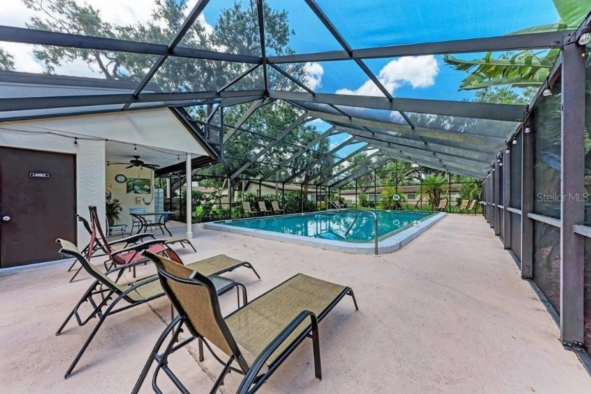 Property Slideshow image 27 of 31 | 2237 circlewood dr 18, Sarasota, FL, 34231