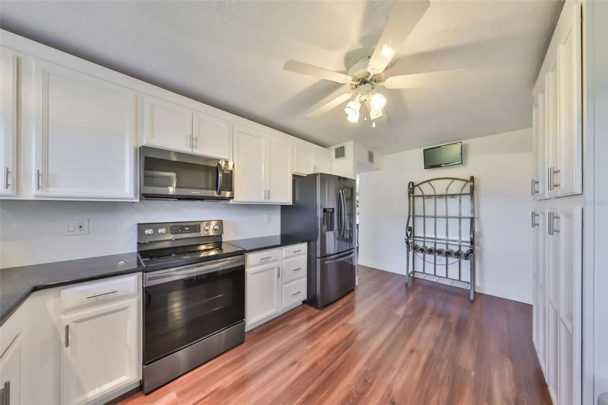 Property Slideshow image 16 of 39 | 611 fox hills dr, Sun City Center, FL, 33573