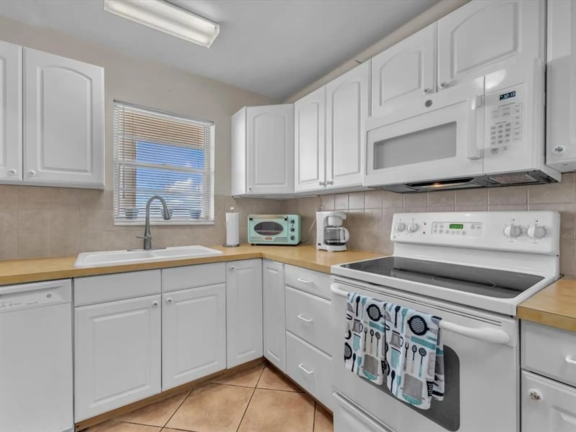 Property Slideshow image 4 of 28 | 5860 nw 44th st 804, Lauderhill, FL, 33319