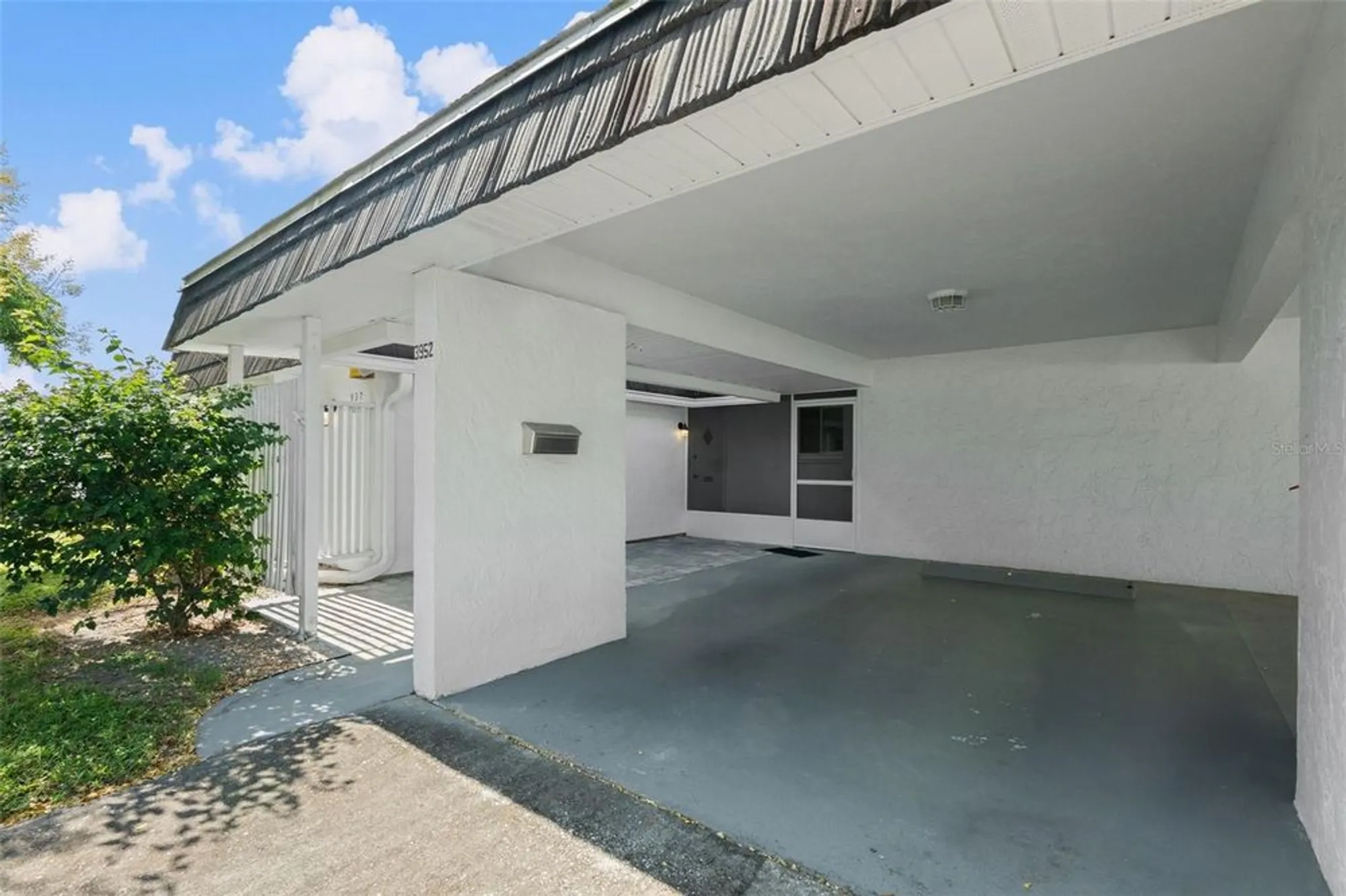 Property Slideshow image 4 of 42 | 3952 ashwood ln 37, Sarasota, FL, 34232