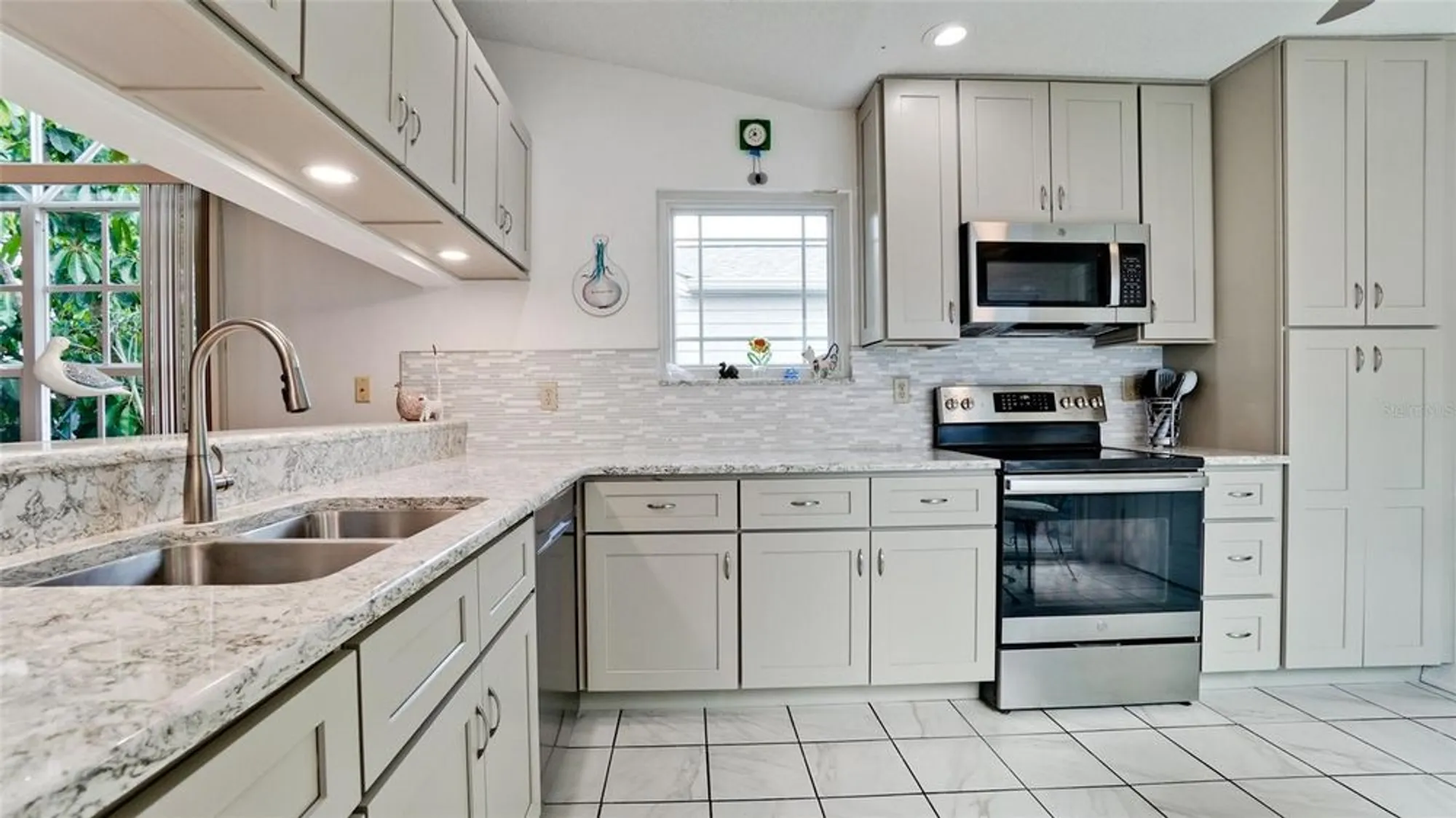 Property Slideshow image 13 of 46 | 512 sanderling cir, Bradenton, FL, 34209