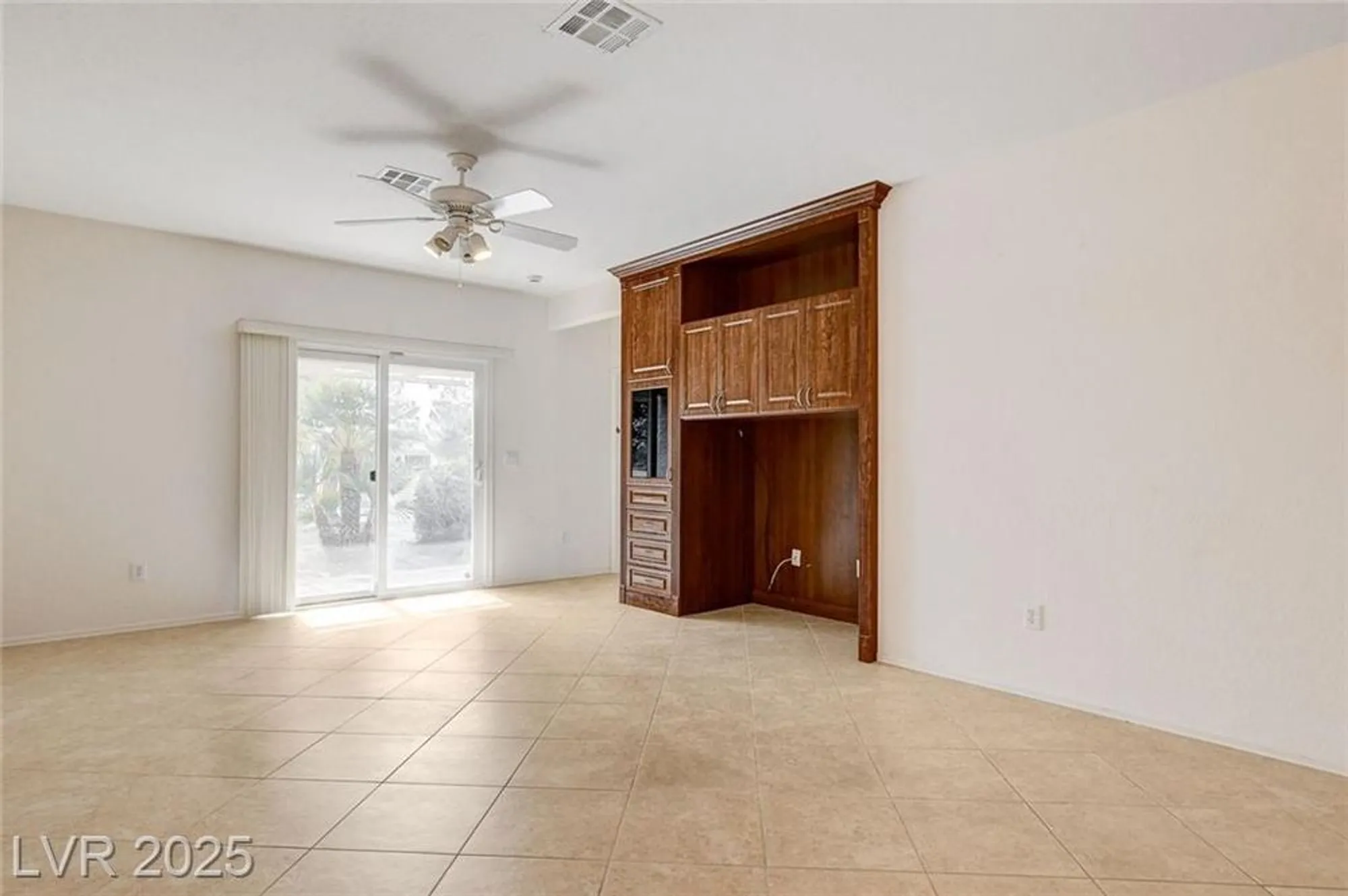 Property Slideshow image 15 of 48 | 2421 willow wren dr, North Las Vegas, NV, 89084
