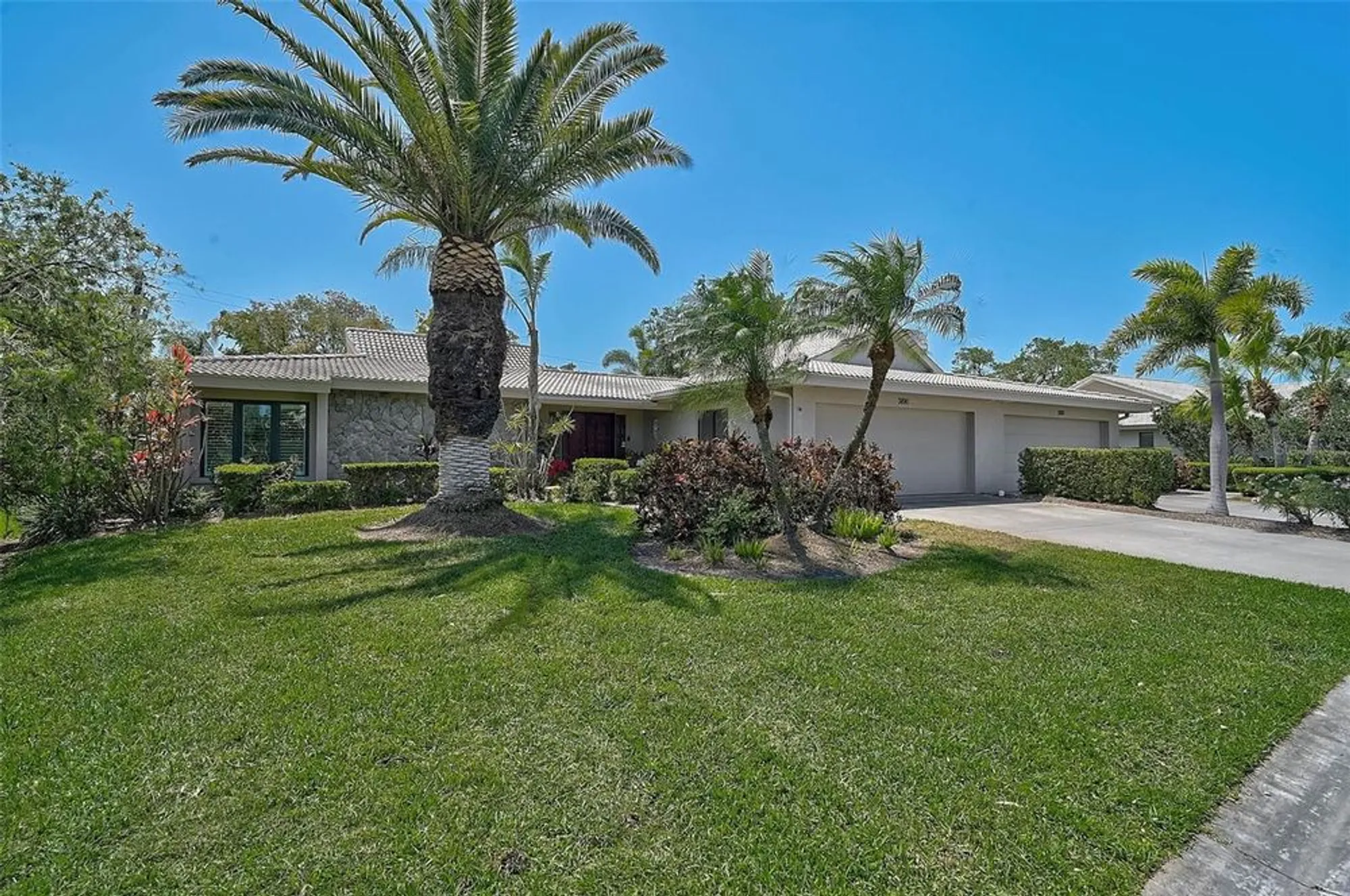 Property Slideshow image 1 of 61 | 3890 wilshire cir 27, Sarasota, FL, 34238