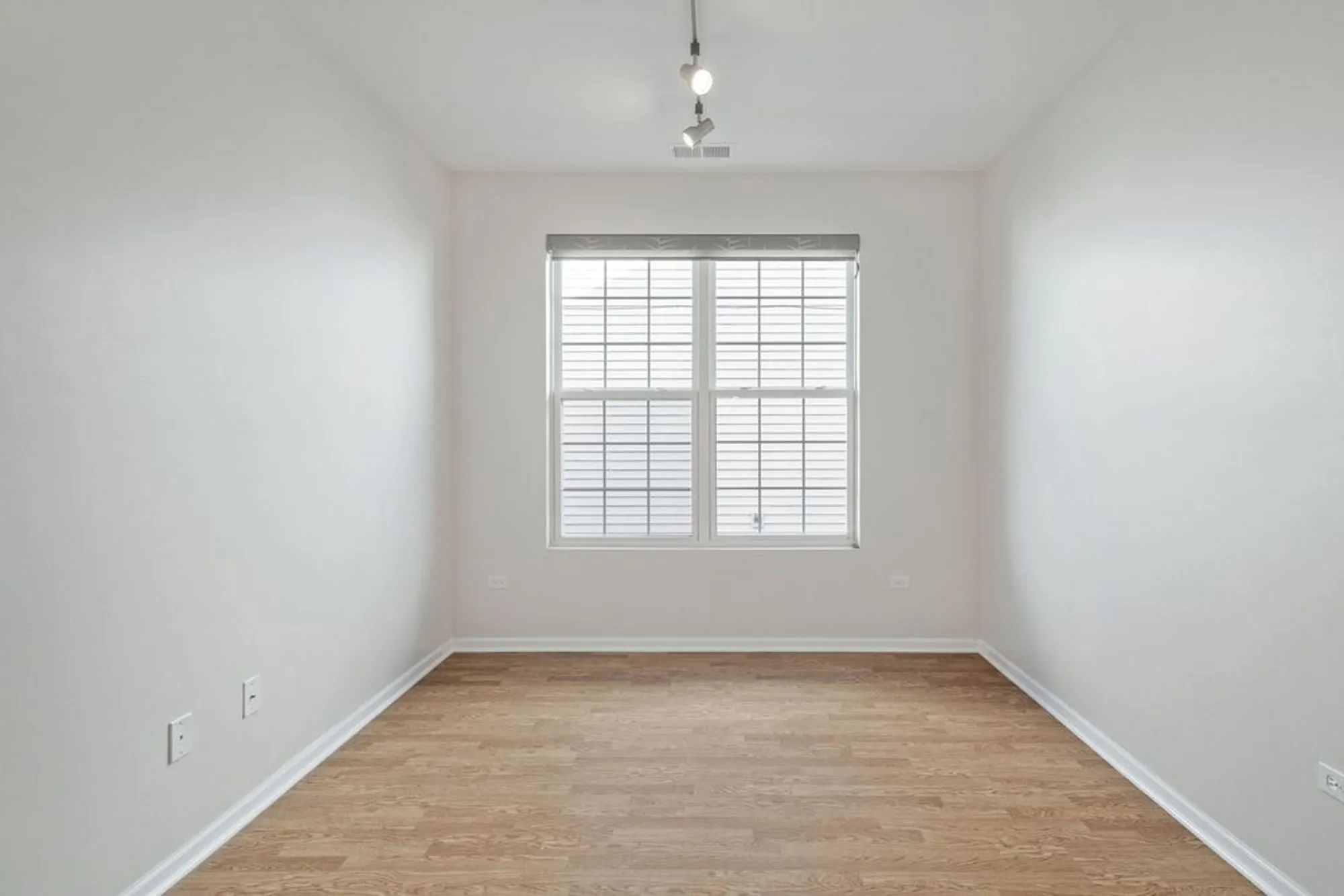 Property Slideshow image 6 of 26 | 2573 venetian ln, Elgin, IL, 60124