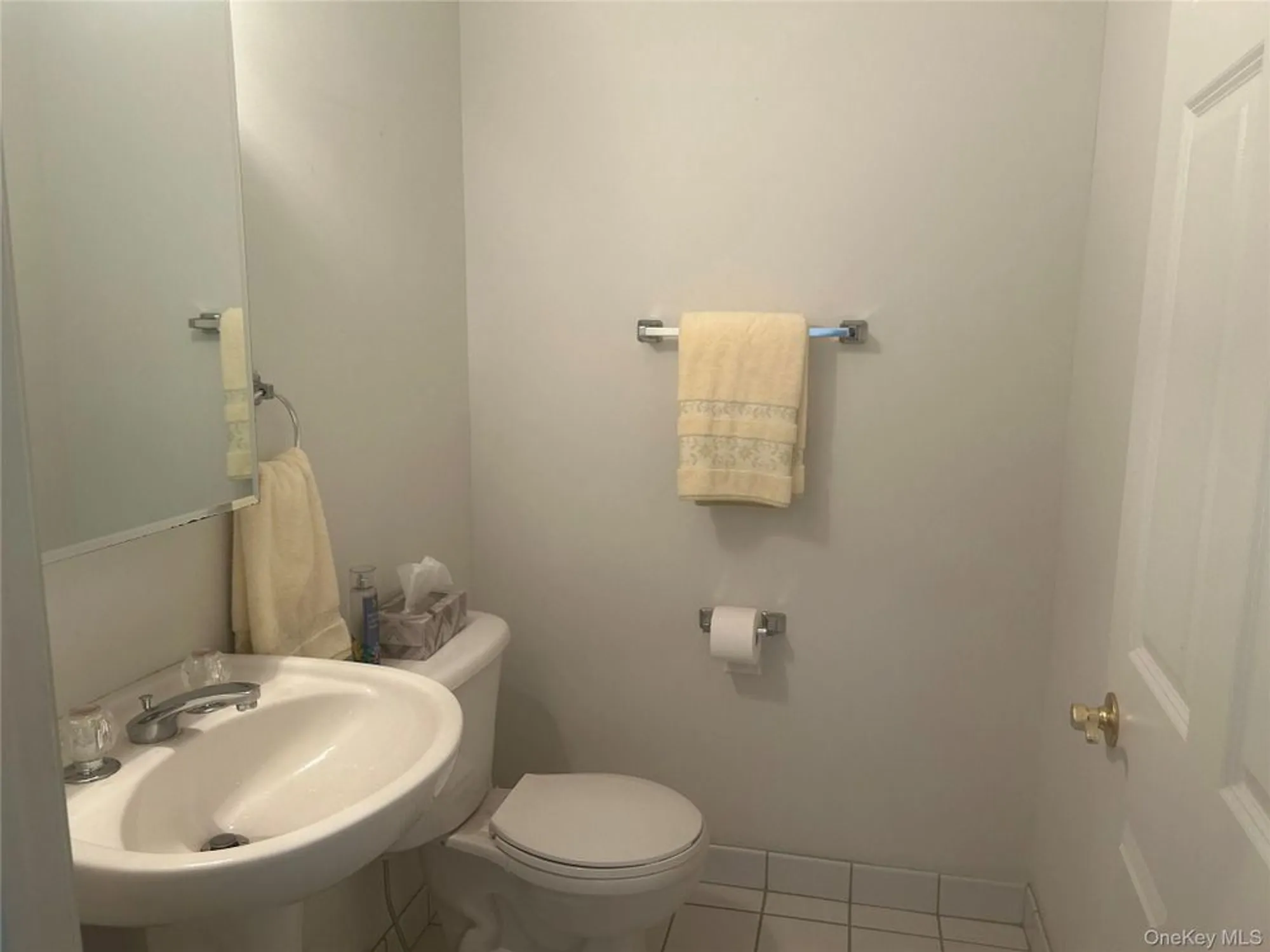 Property Slideshow image 9 of 11 | 1082 savoy dr, Melville, NY, 11747