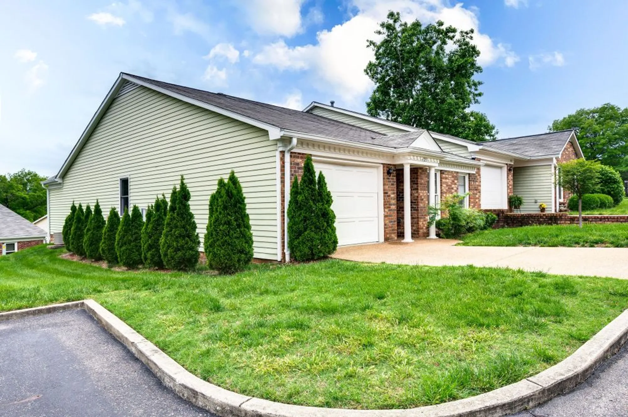 Property Slideshow image 4 of 41 | 421 siena dr, Nashville, TN, 37205