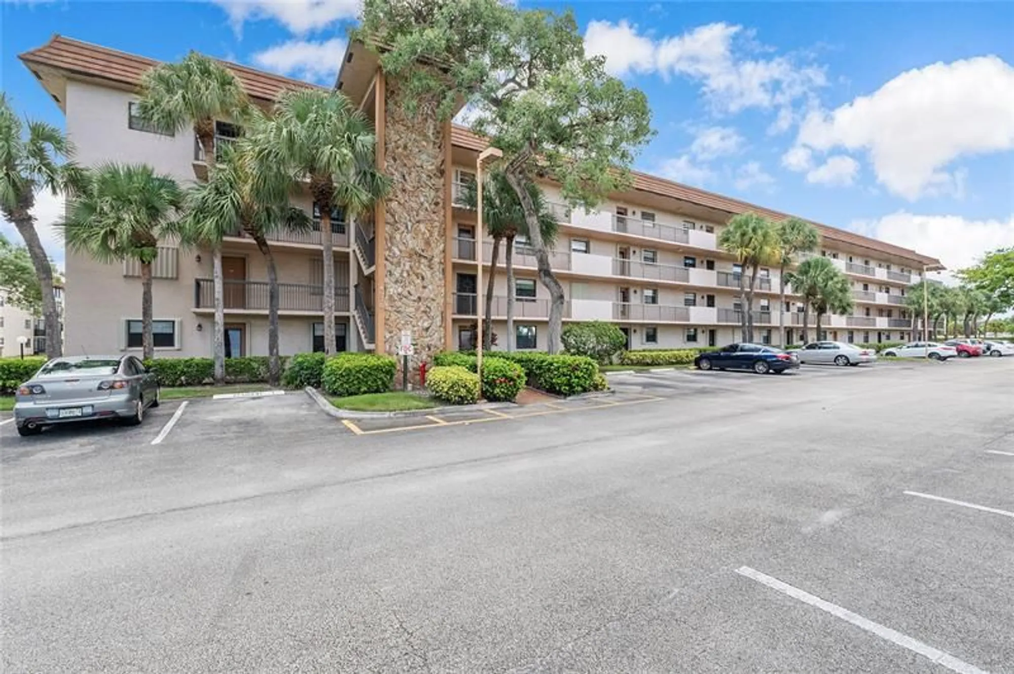 Property Slideshow image 15 of 15 | 4930 e sabal palm blvd apt 402, Tamarac, FL, 33319
