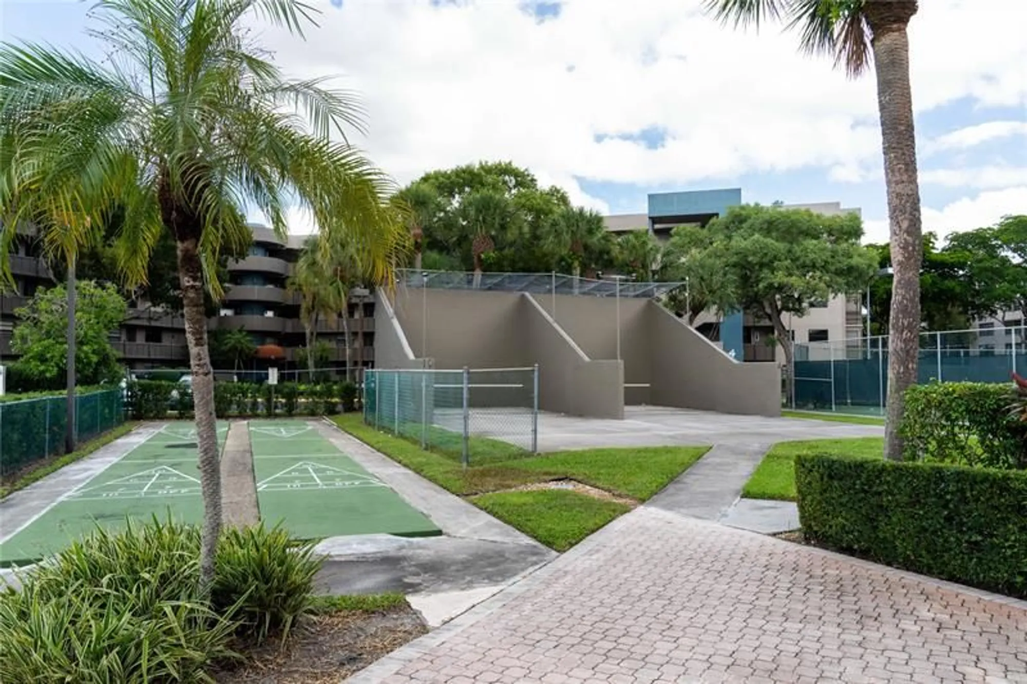Property Slideshow image 14 of 19 | 1101 colony point cir 220, Pembroke Pines, FL, 33026