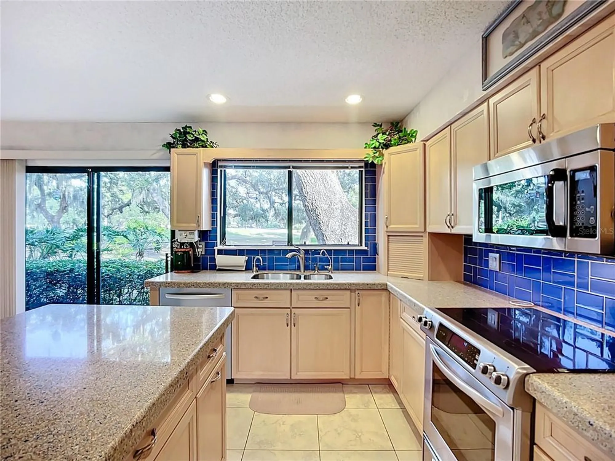 Property Slideshow image 16 of 43 | 4683 oak hollow dr 3, Sarasota, FL, 34241