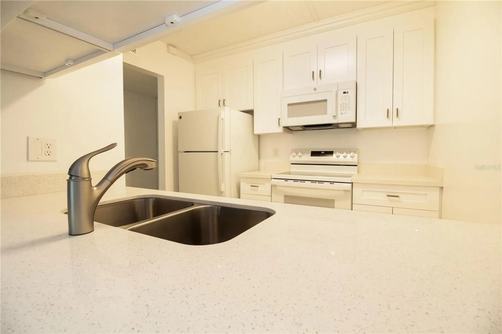 Property Slideshow image 11 of 37 | 14130 rosemary ln 4211, Largo, FL, 33774