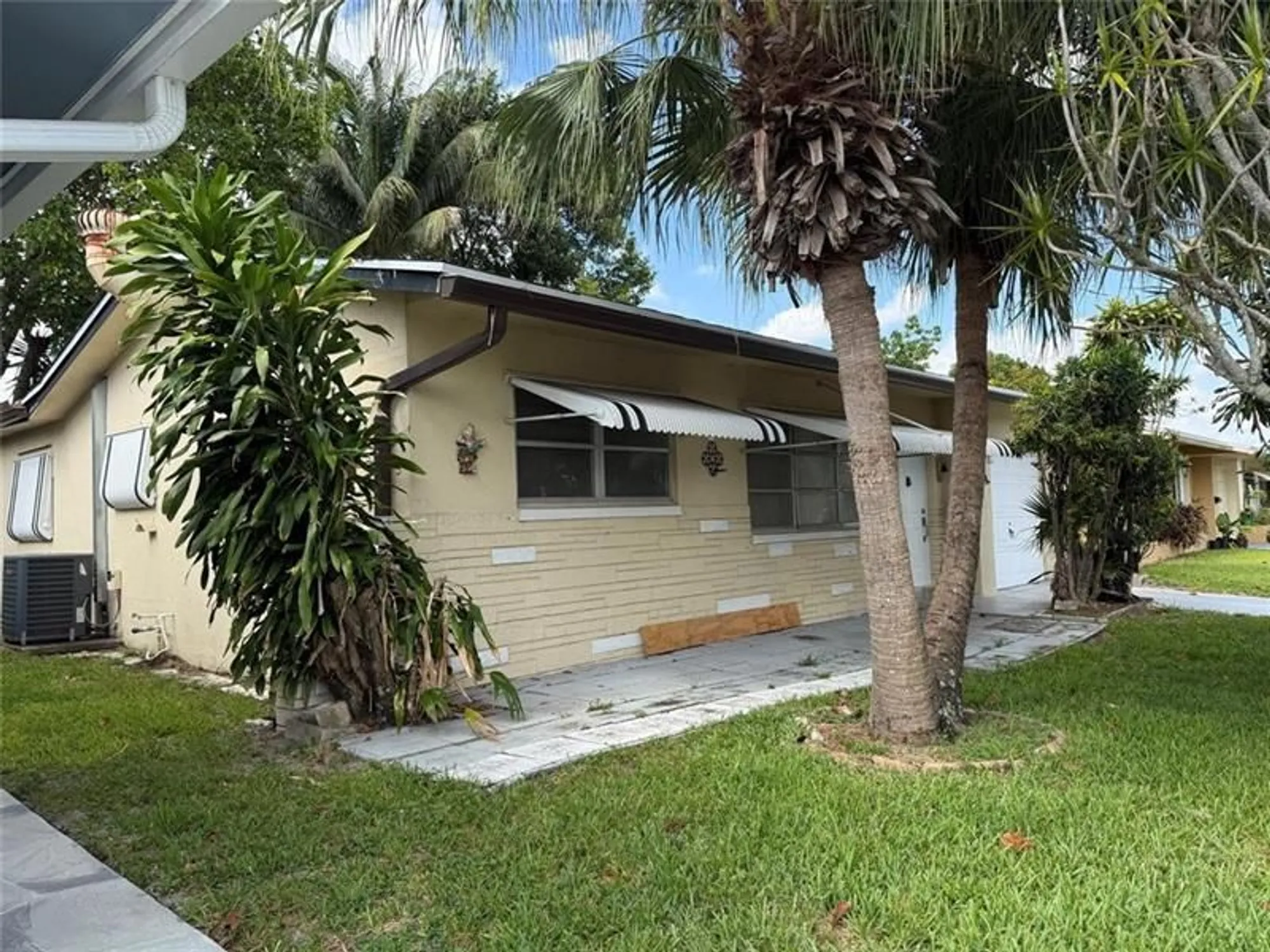 Property Slideshow image 2 of 17 | 4314 nw 47th ct, Tamarac, FL, 33319