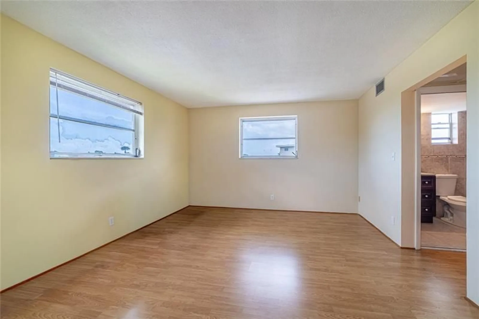 Property Slideshow image 10 of 35 | 2721 garden dr 310, Lake Worth, FL, 33461