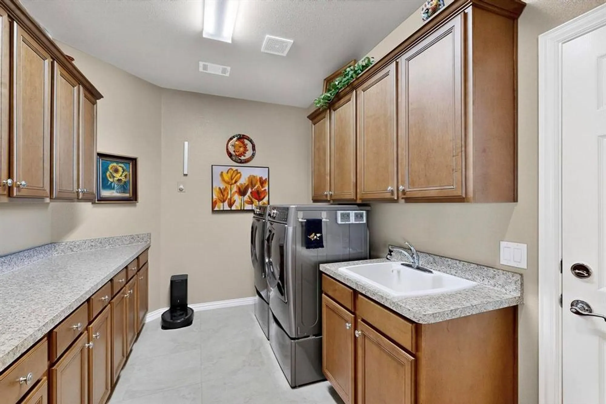 Property Slideshow image 18 of 28 | 9517 crestview dr, Denton, TX, 76207