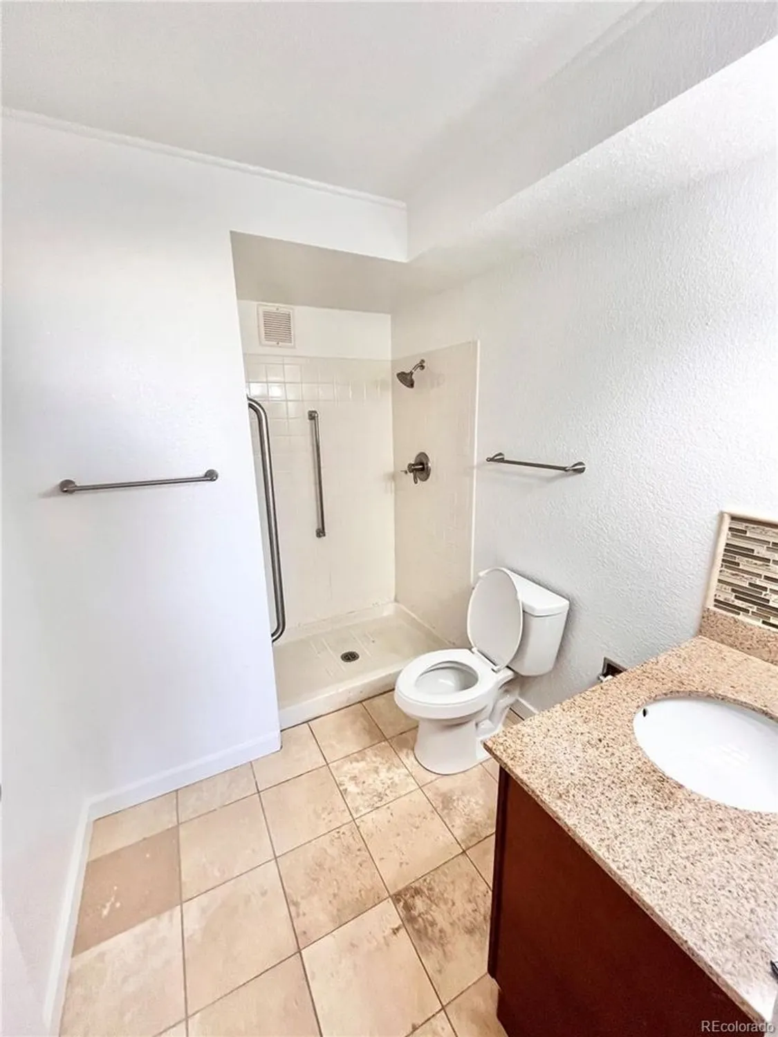 Property Slideshow image 8 of 18 | 9335 e center ave apt 8b, Denver, CO, 80247