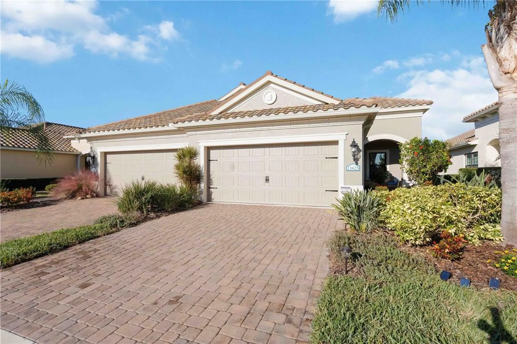 Property Slideshow image 5 of 70 | 21625 avon park ct, Venice, FL, 34293