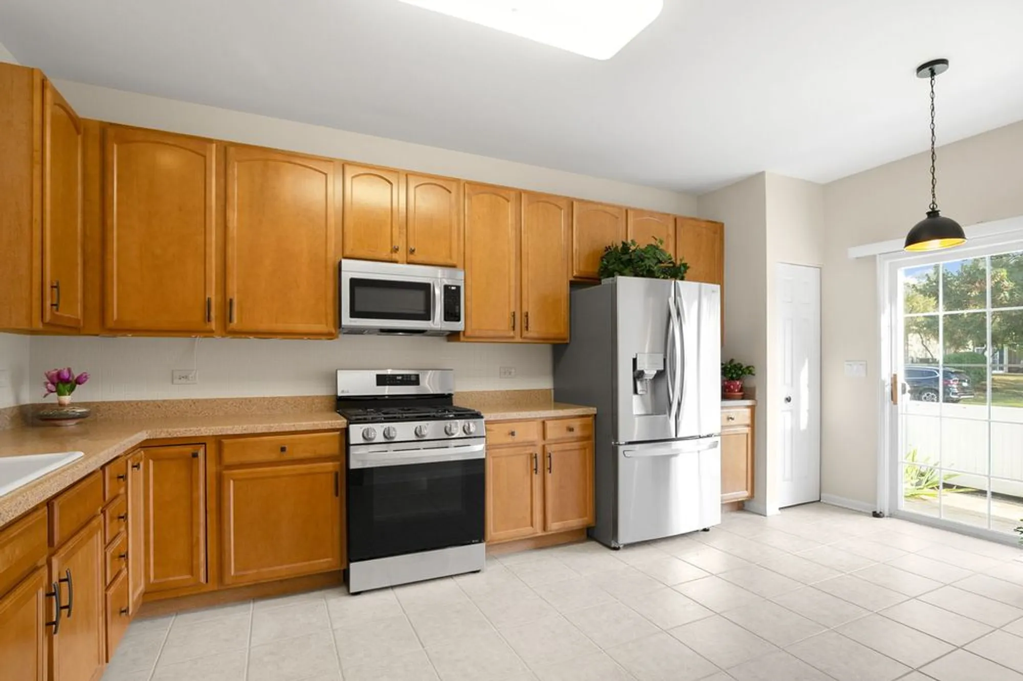 Property Slideshow image 6 of 32 | 272 enfield ln, Grayslake, IL, 60030