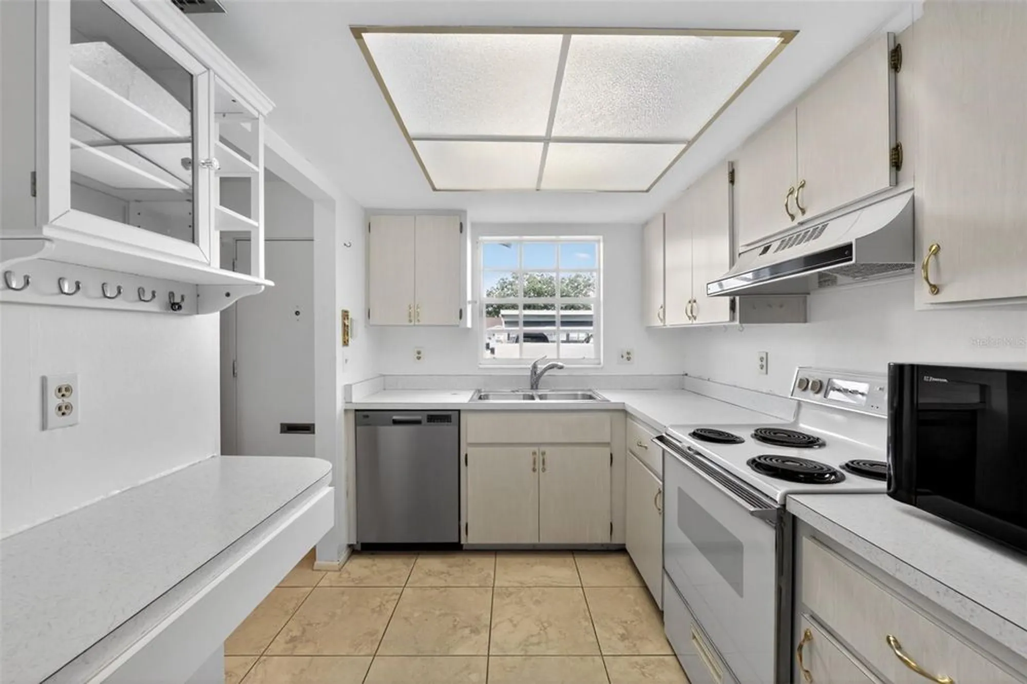 Property Slideshow image 6 of 27 | 2560 golf course dr 507, Sarasota, FL, 34234