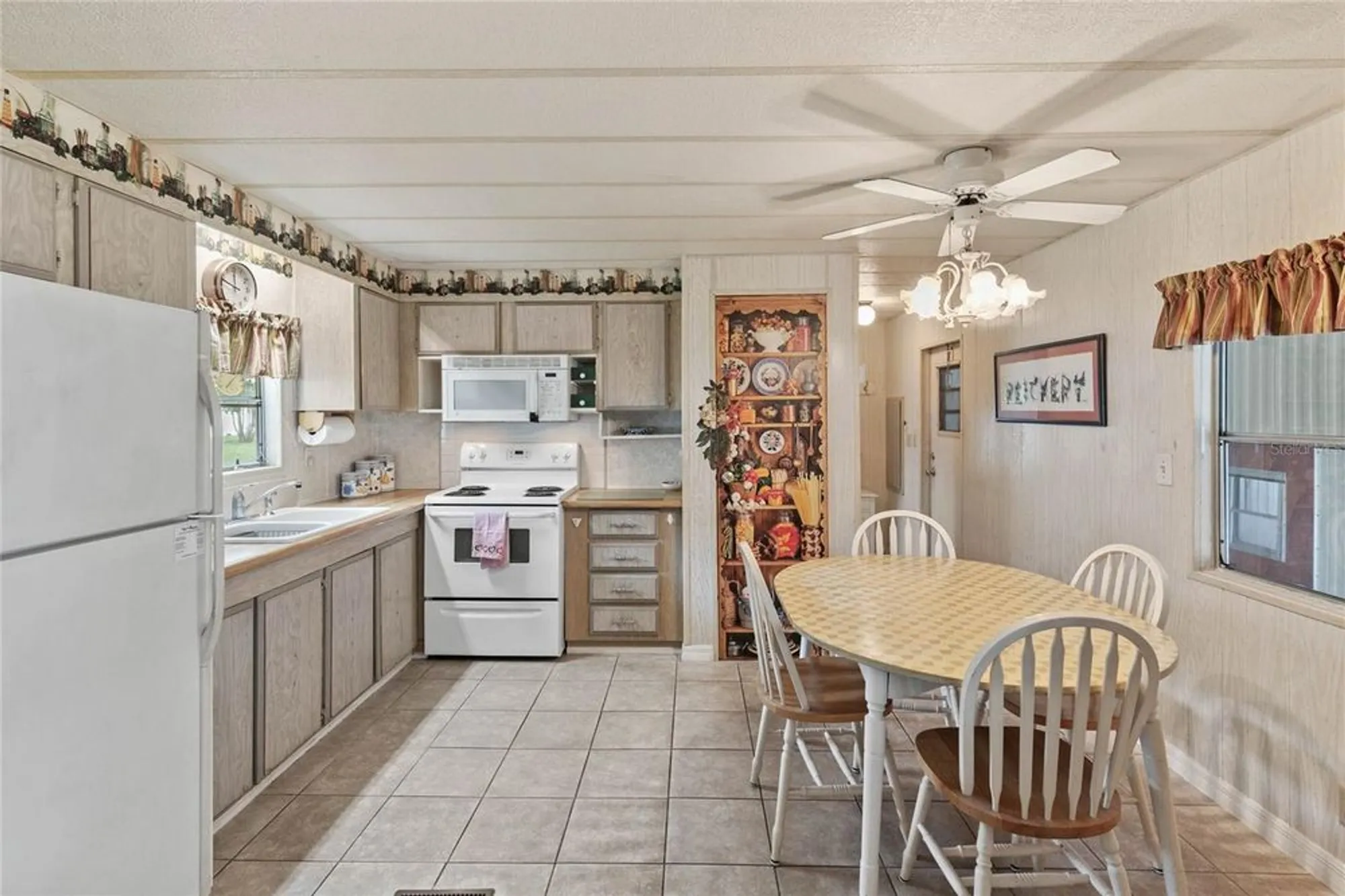 Property Slideshow image 7 of 27 | 805 royal palm ave, The Villages, FL, 32159