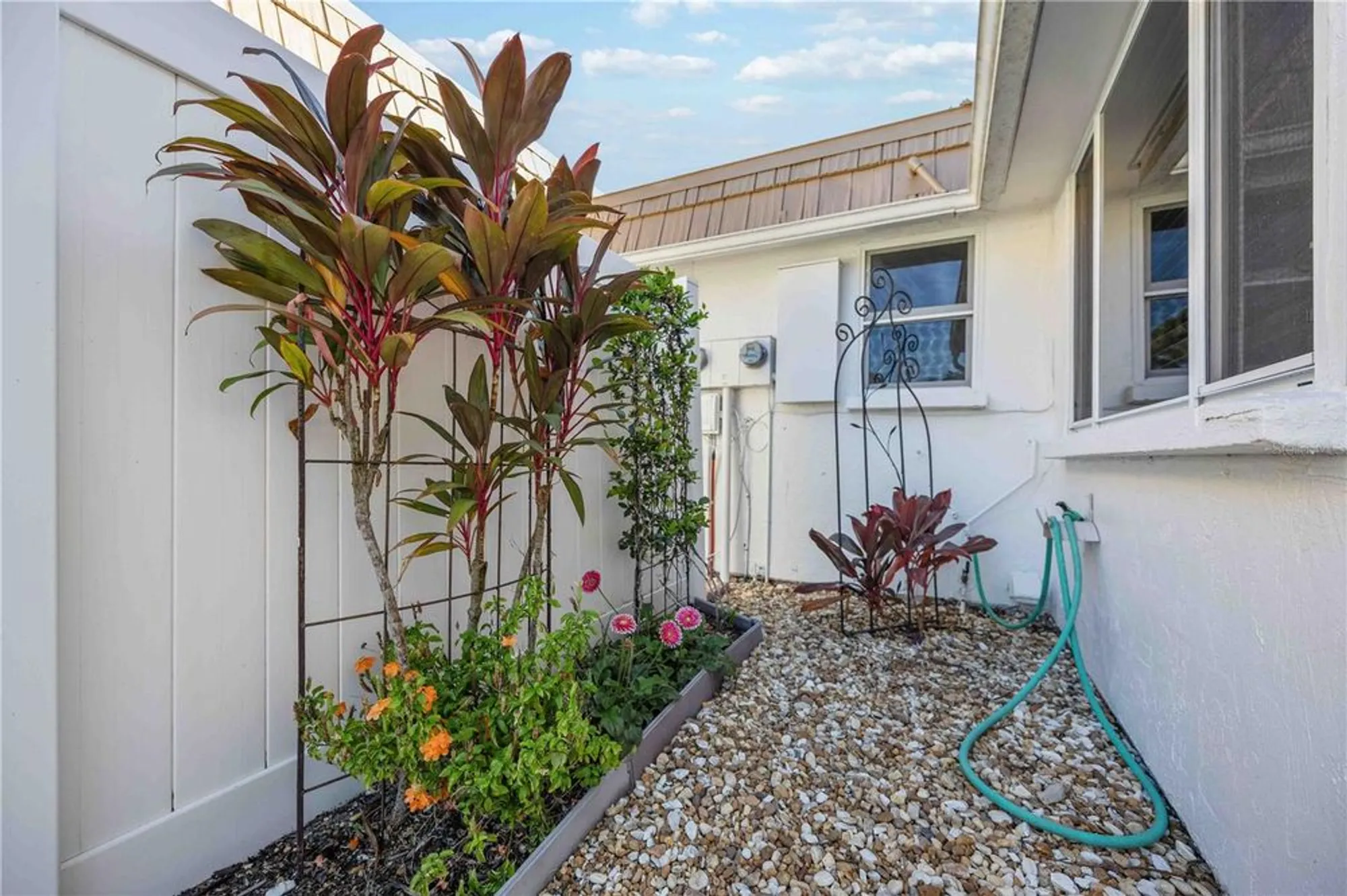 Property Slideshow image 13 of 20 | 5453 riverbluff cir # v68, Sarasota, FL, 34231