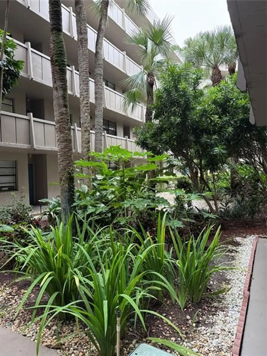 Property Slideshow image 4 of 23 | 900 colony point cir 121, Pembroke Pines, FL, 33026