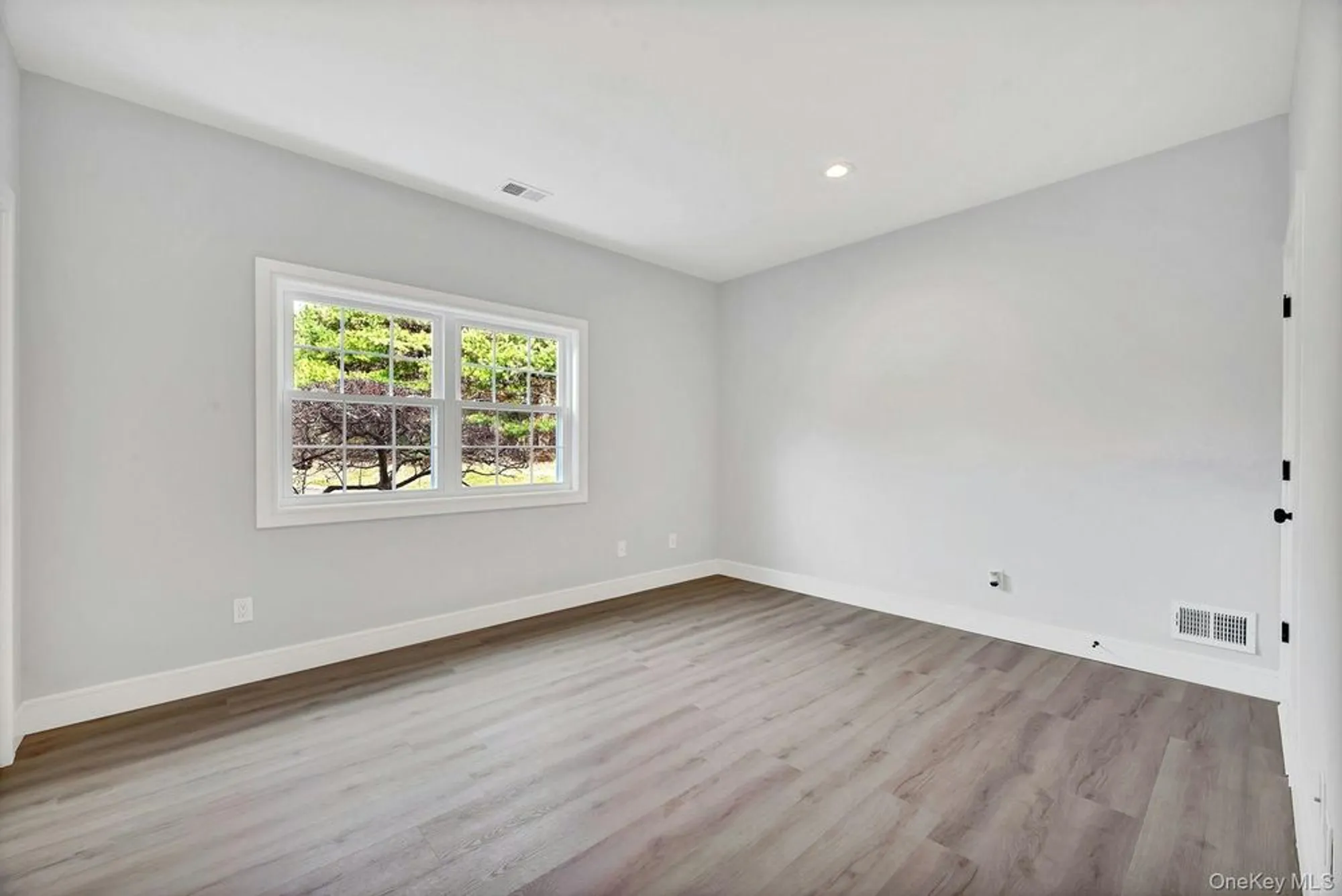 Property Slideshow image 15 of 41 | 509 oak bluff ct, Moriches, NY, 11955