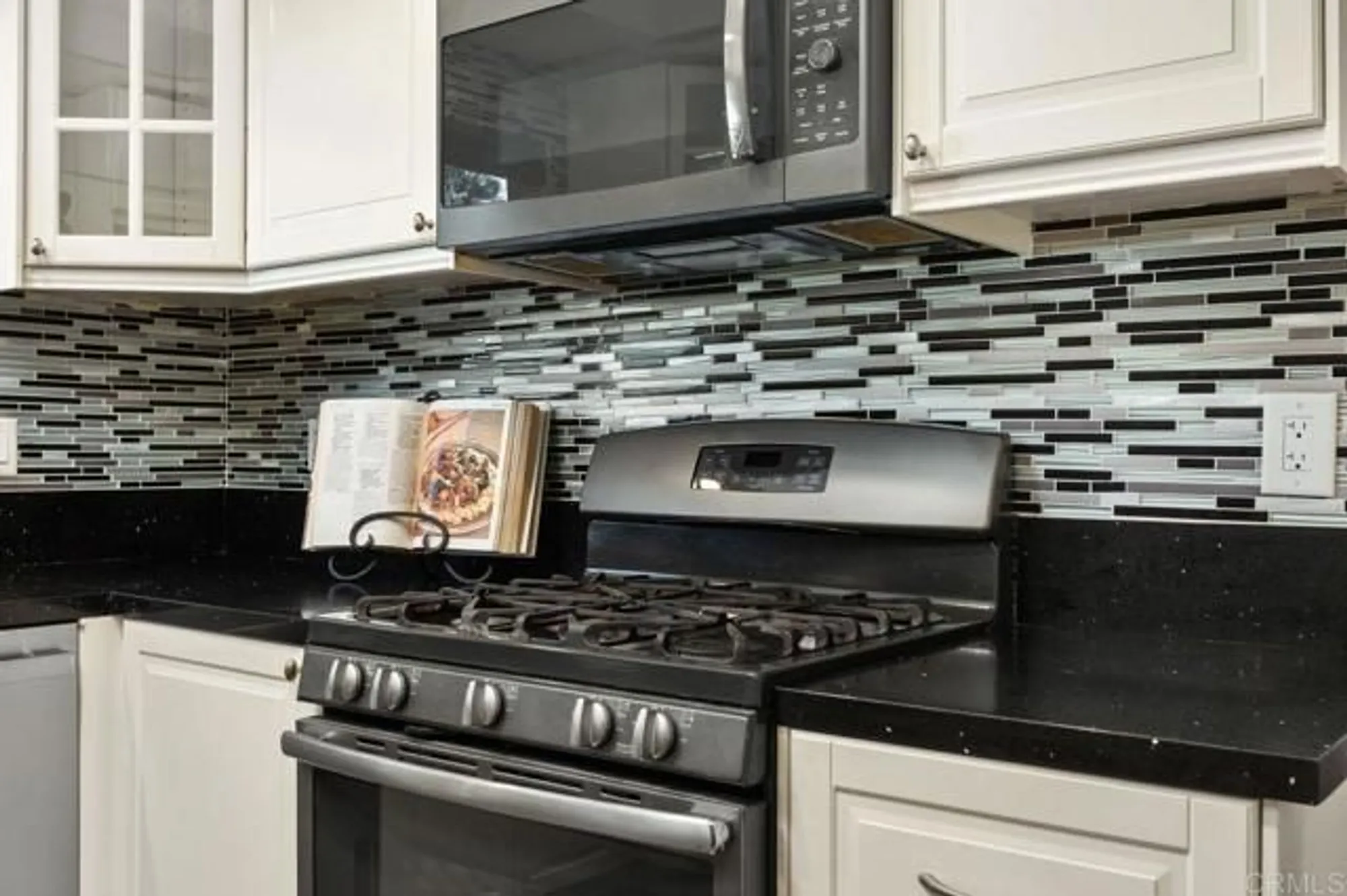 Property Slideshow image 13 of 37 | 4369 dowitcher way, Oceanside, CA, 92057