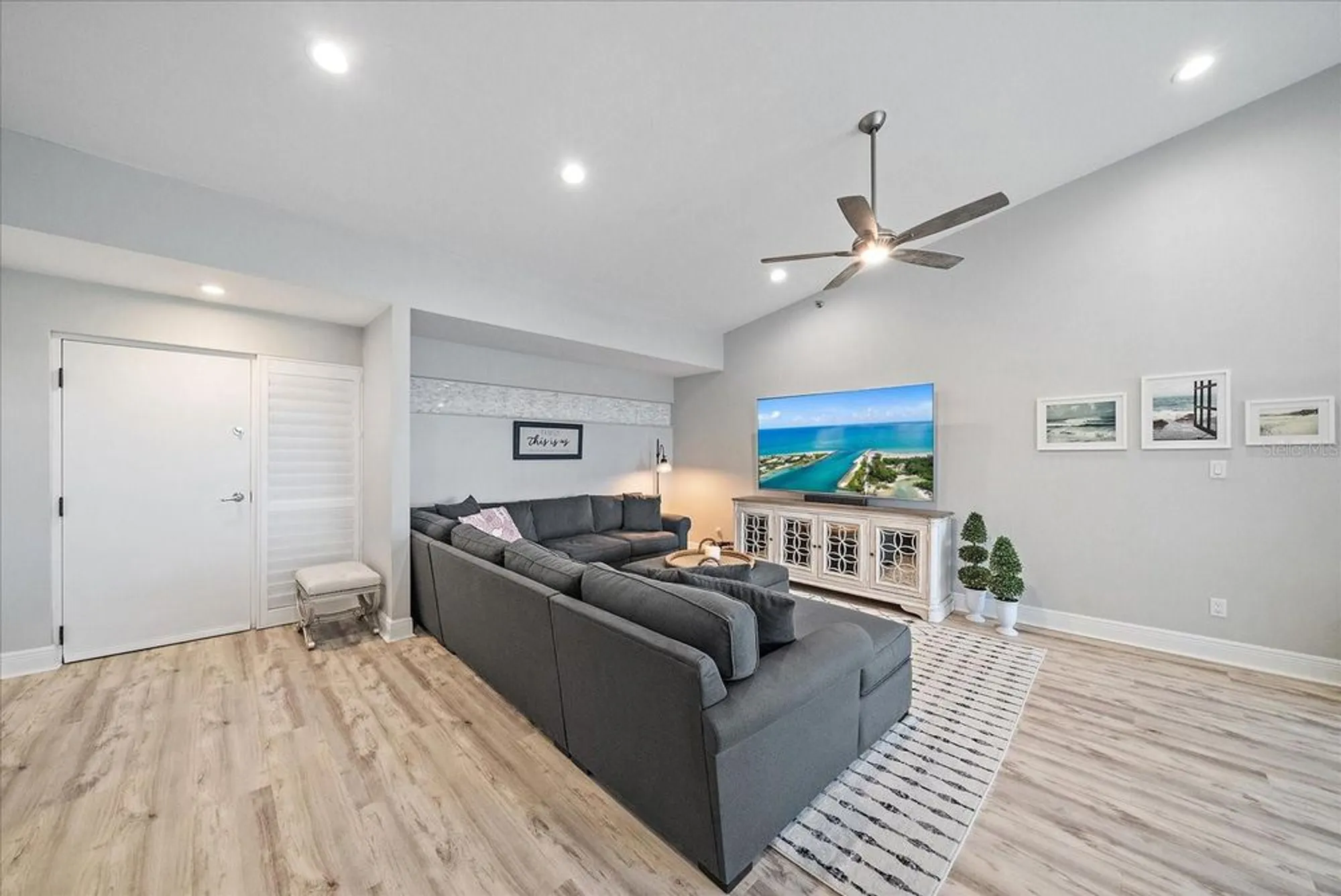 Property Slideshow image 6 of 52 | 5400 eagles point cir apt 405, Sarasota, FL, 34231