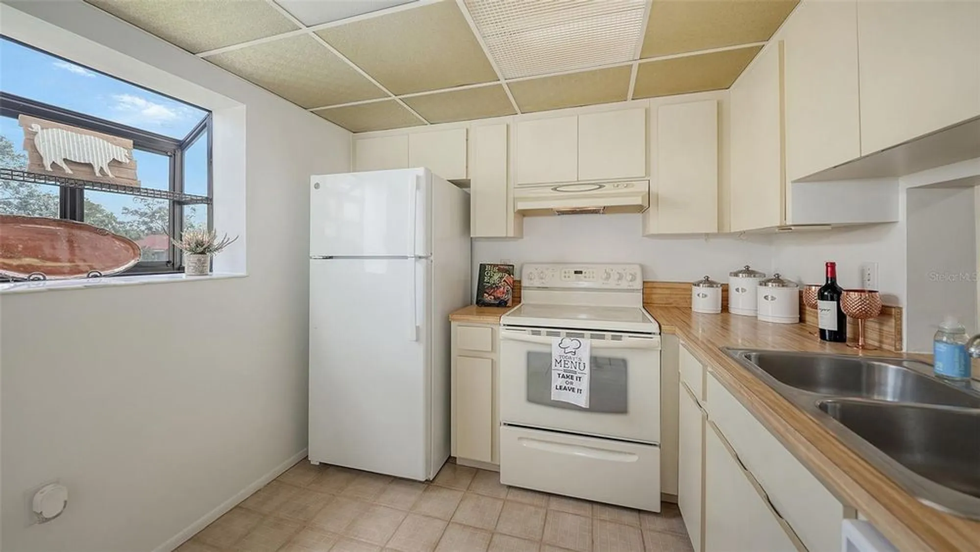 Property Slideshow image 5 of 36 | 5785 gardens dr # 5785, Sarasota, FL, 34243