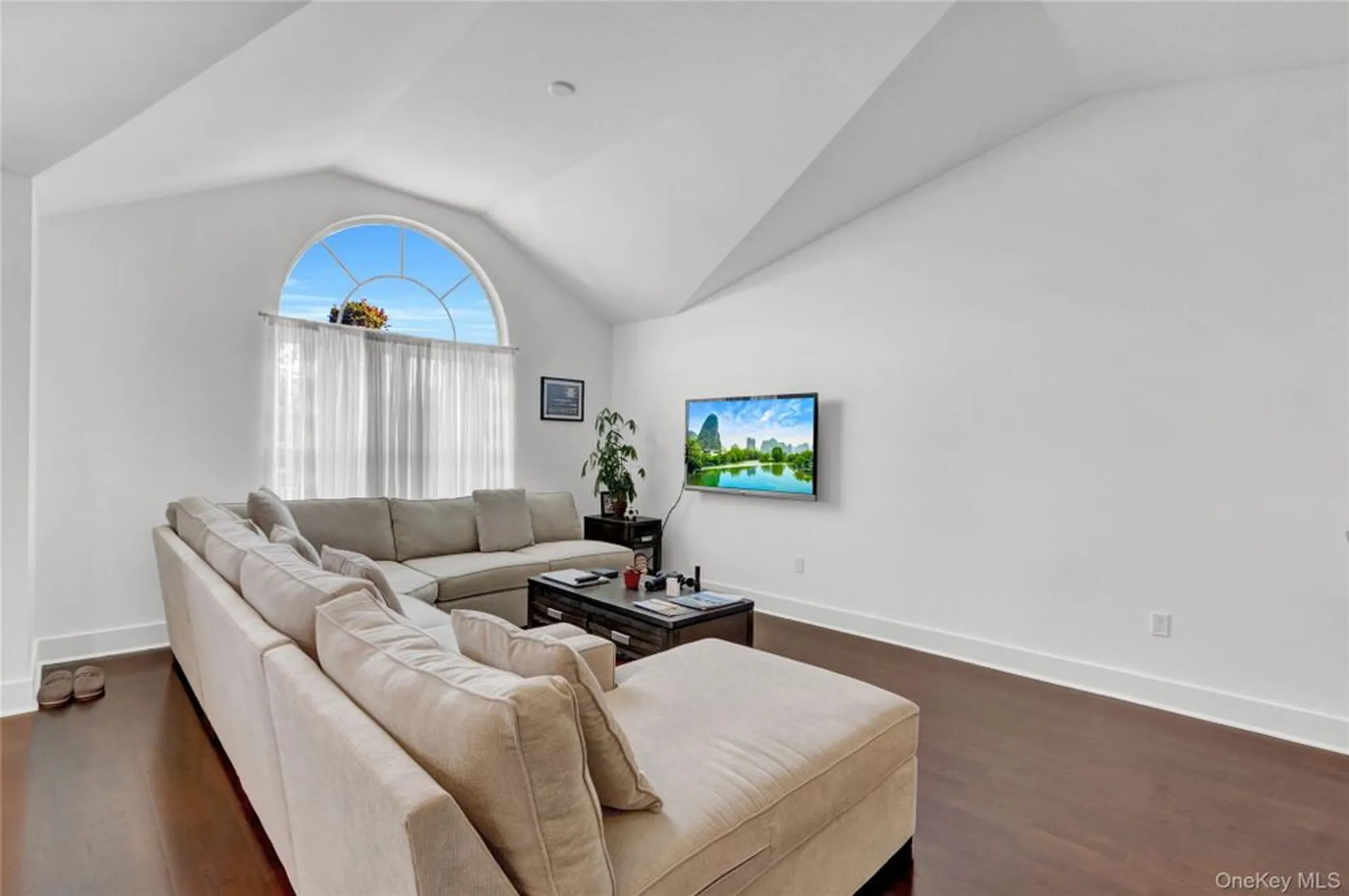 Property Slideshow image 5 of 25 | 704 breton way # 704, Glen Cove, NY, 11542