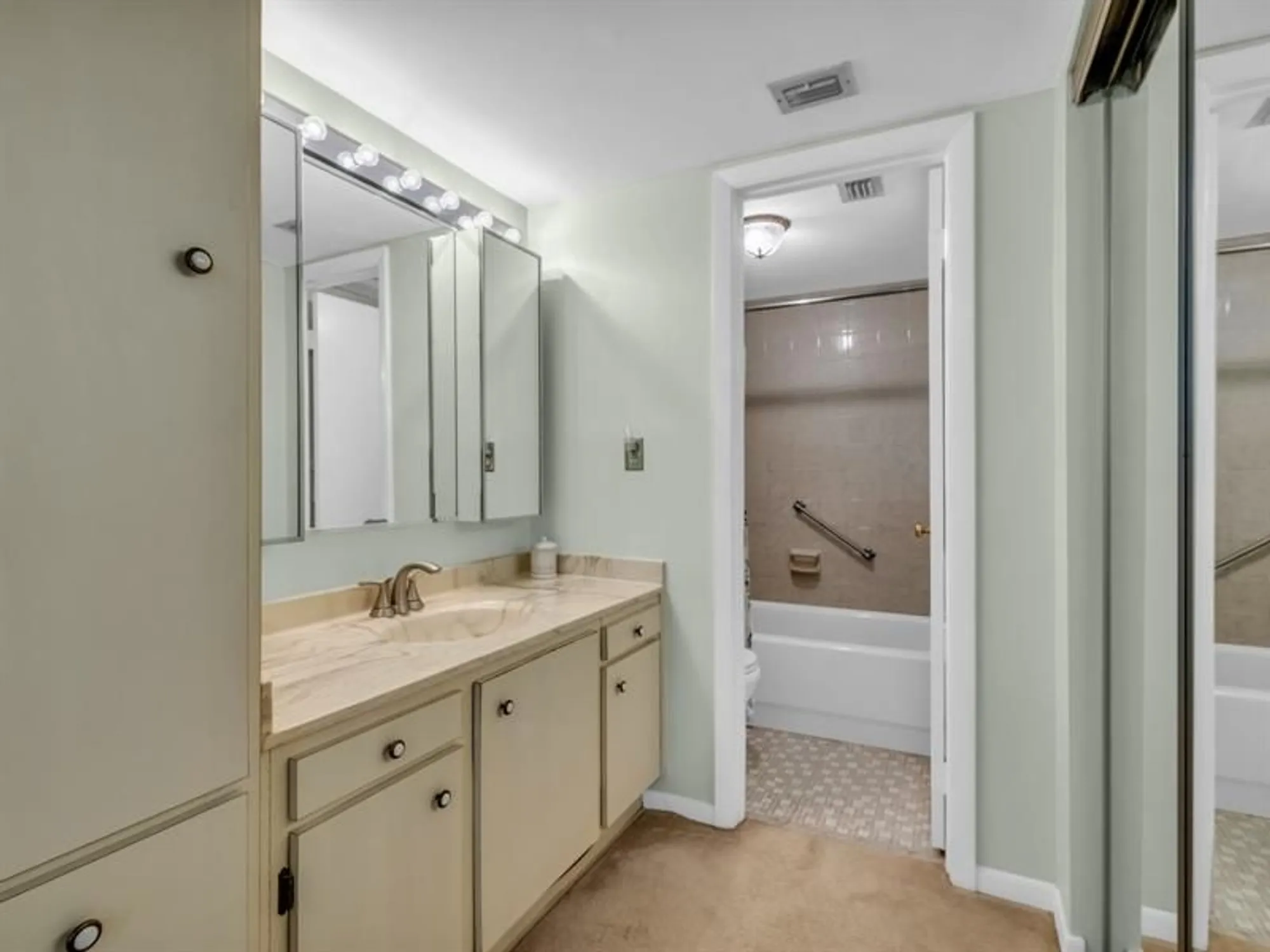 Property Slideshow image 28 of 51 | 1101 colony point cir 422, Pembroke Pines, FL, 33026