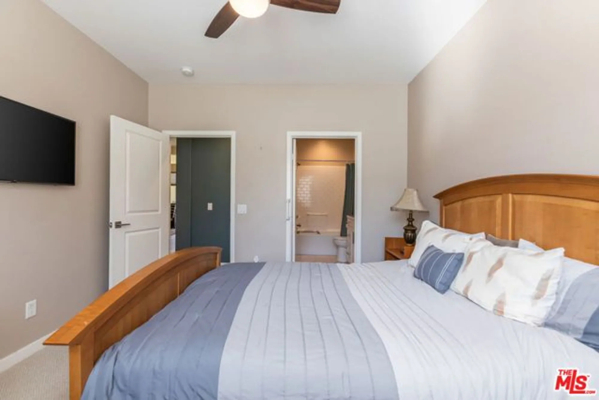 Property Slideshow image 26 of 33 | 25105 citron ln, Canyon Country, CA, 91387