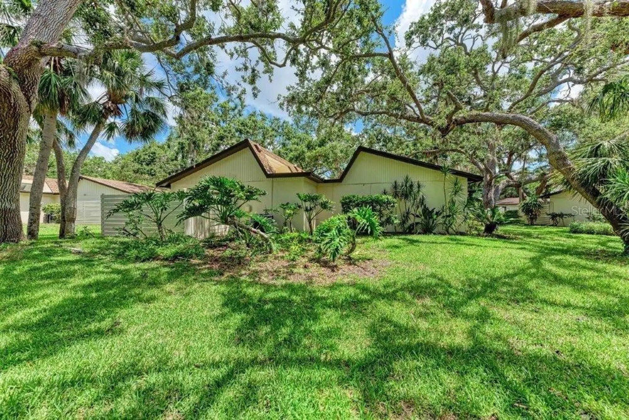 Property Slideshow image 24 of 31 | 2237 circlewood dr 18, Sarasota, FL, 34231