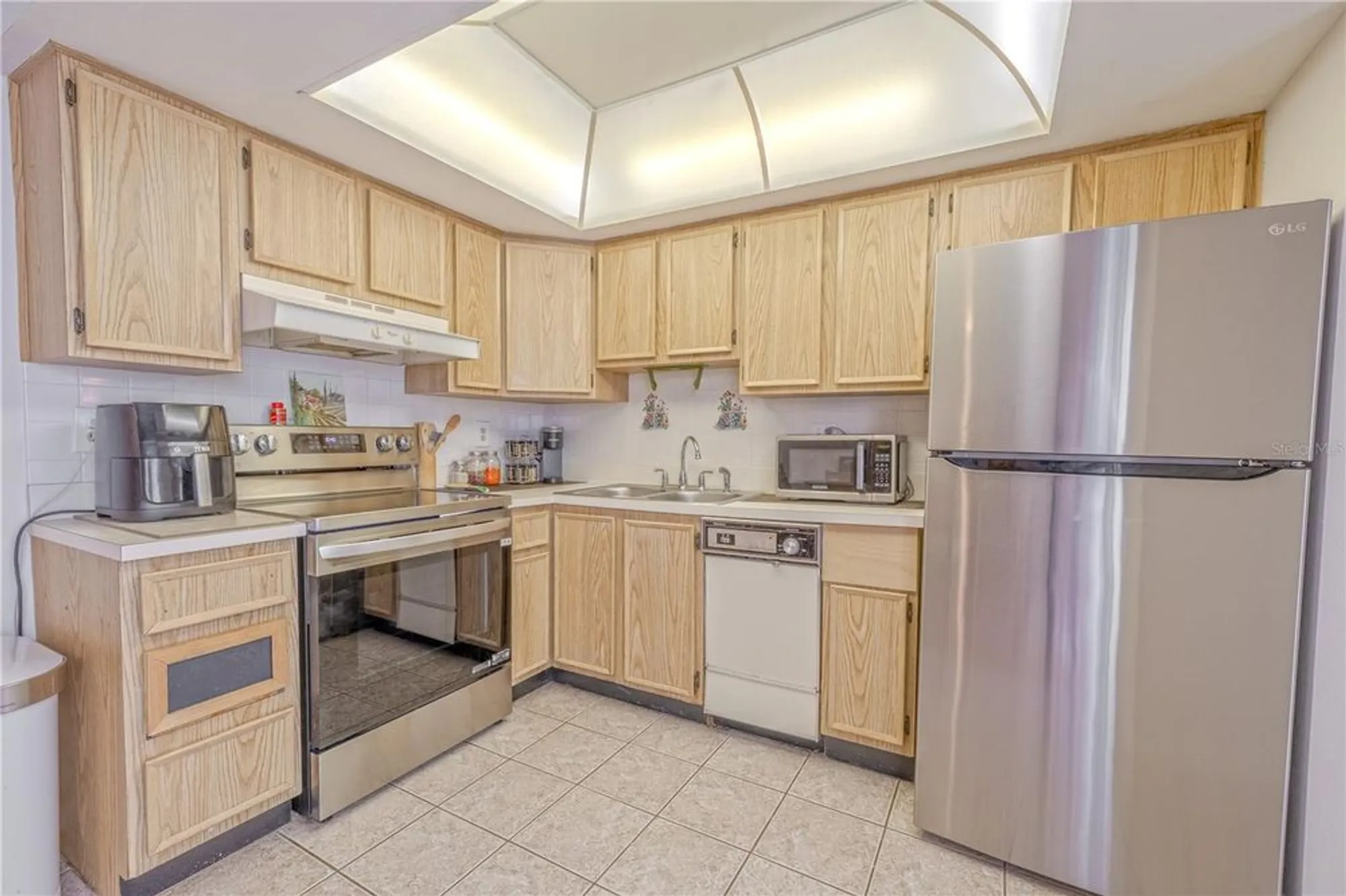 Property Slideshow image 9 of 28 | 1131 orange tree cir c, Palm Harbor, FL, 34684