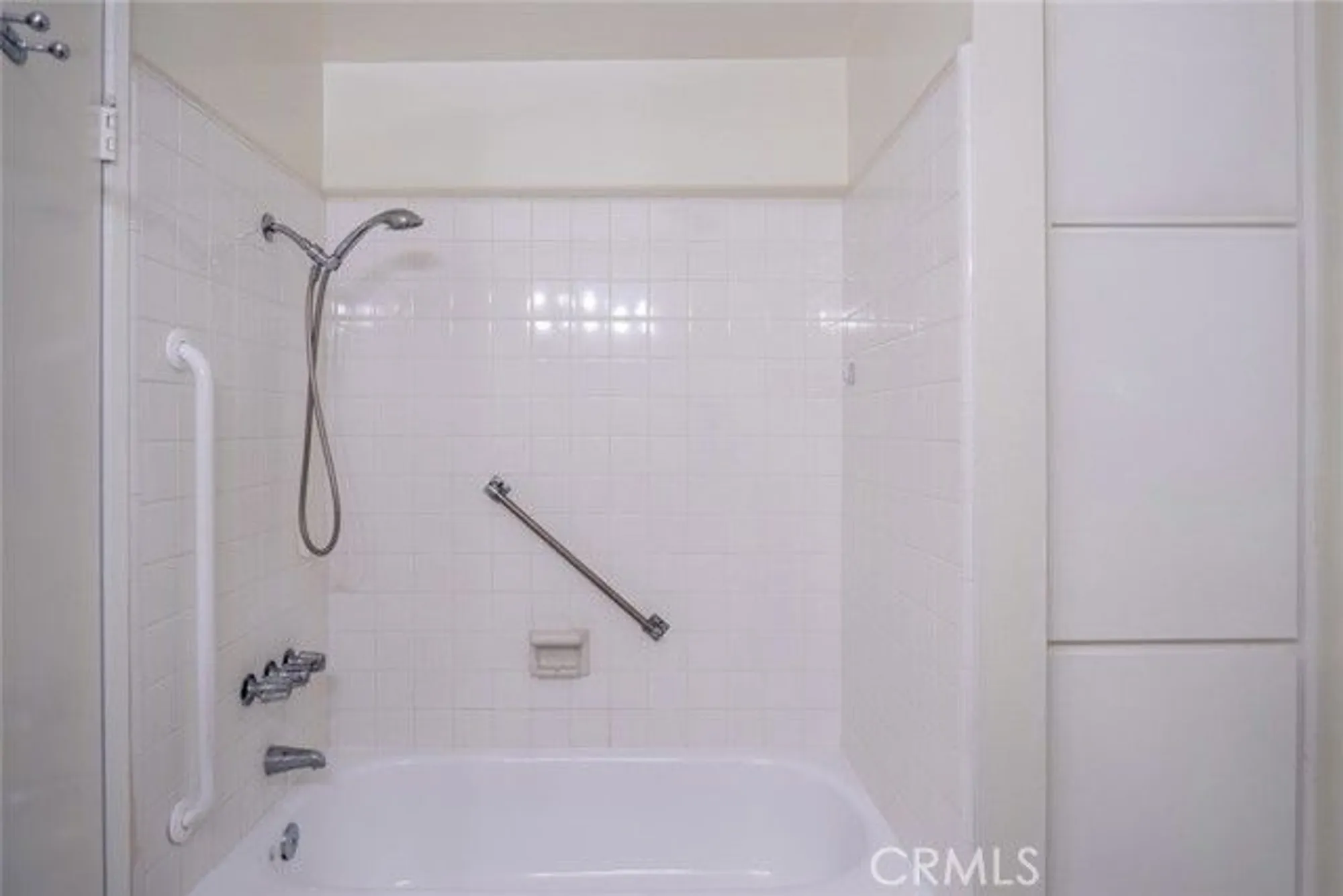 Property Slideshow image 13 of 28 | 327 chestnut hill ct 22, Thousand Oaks, CA, 91360