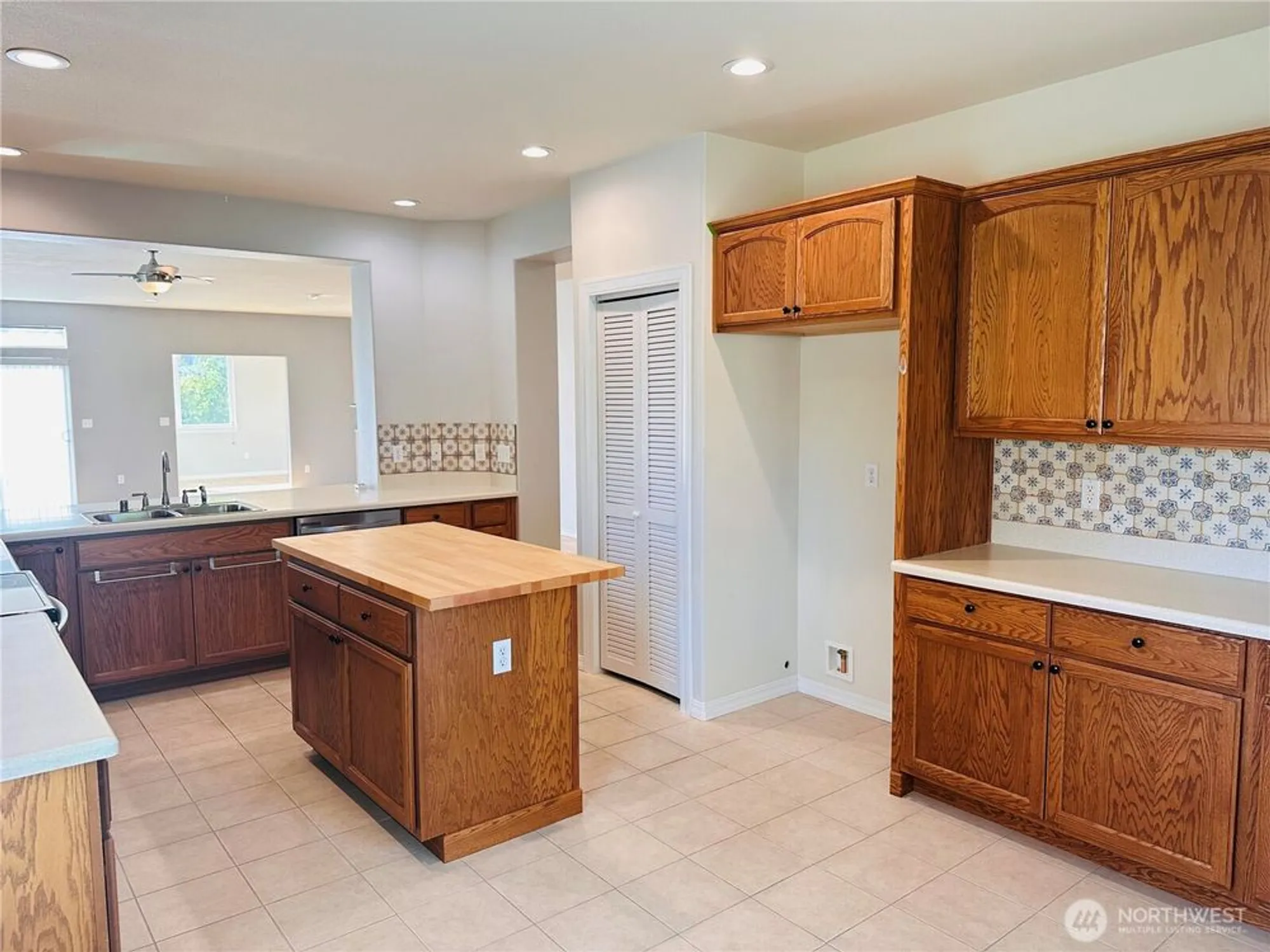 Property Slideshow image 14 of 40 | 4989 spokane st, Lacey, WA, 98516