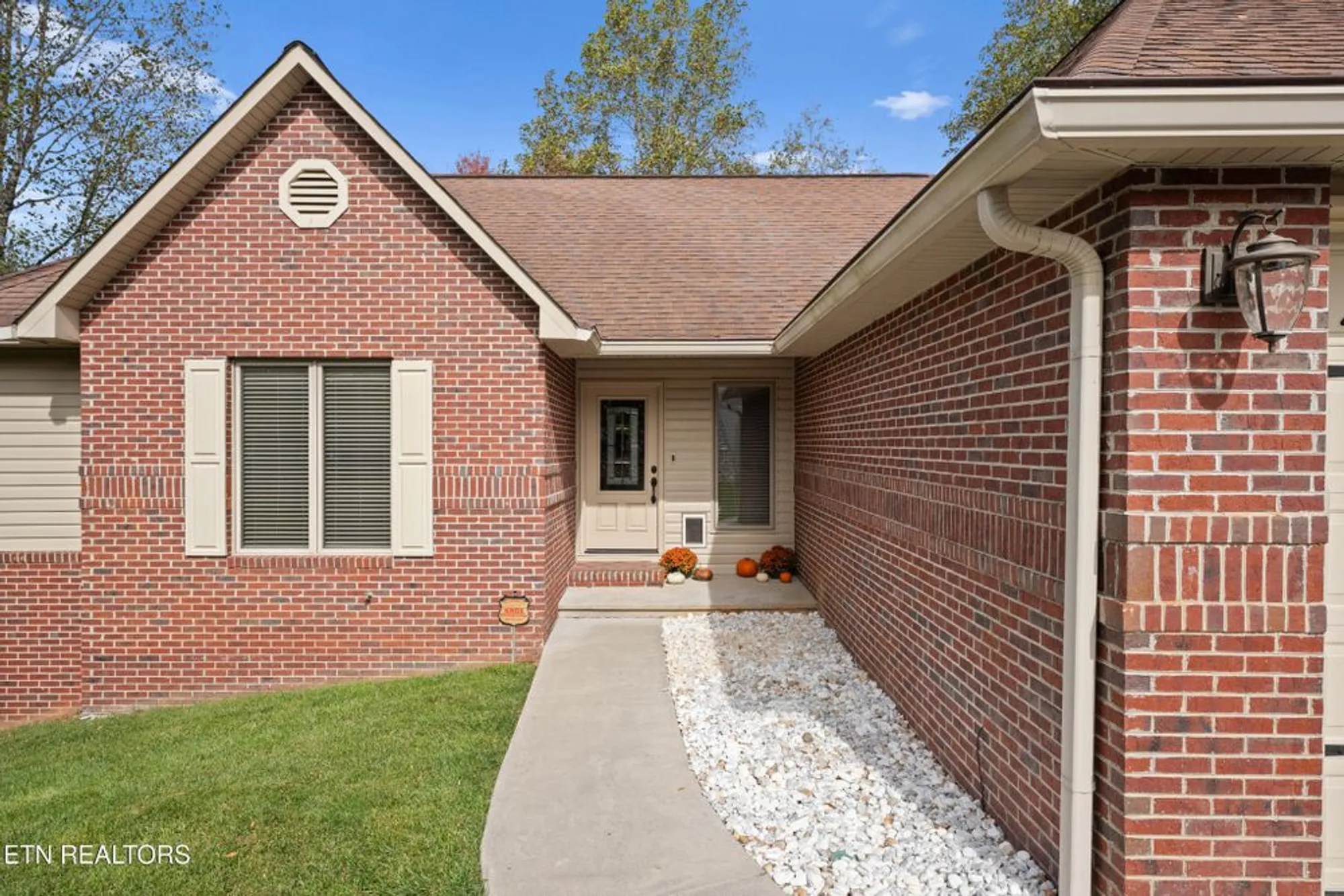 Property Slideshow image 4 of 60 | 407 tecumseh pt, Loudon, TN, 37774