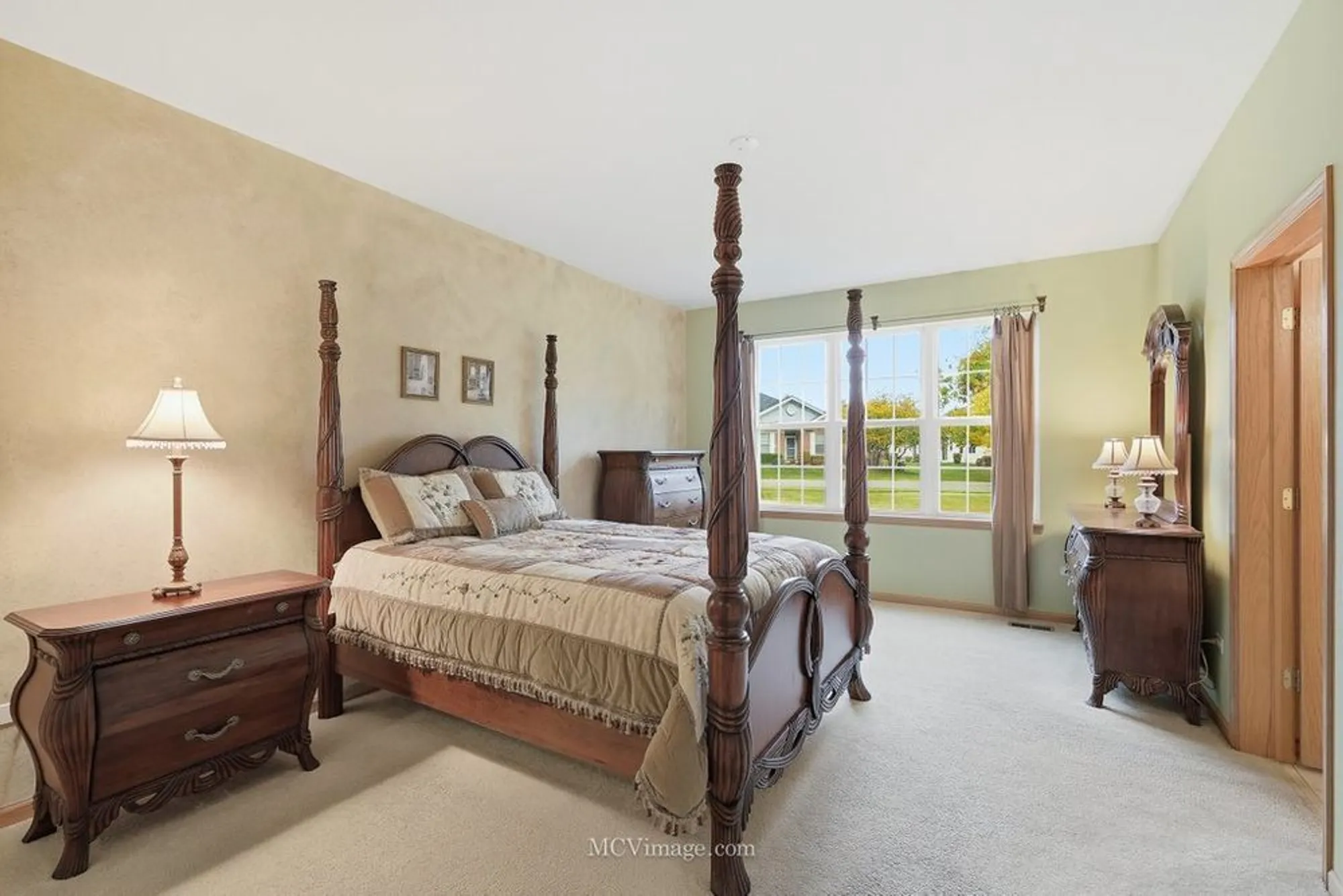 Property Slideshow image 17 of 34 | 21525 lake saint clair dr, Crest Hill, IL, 60403