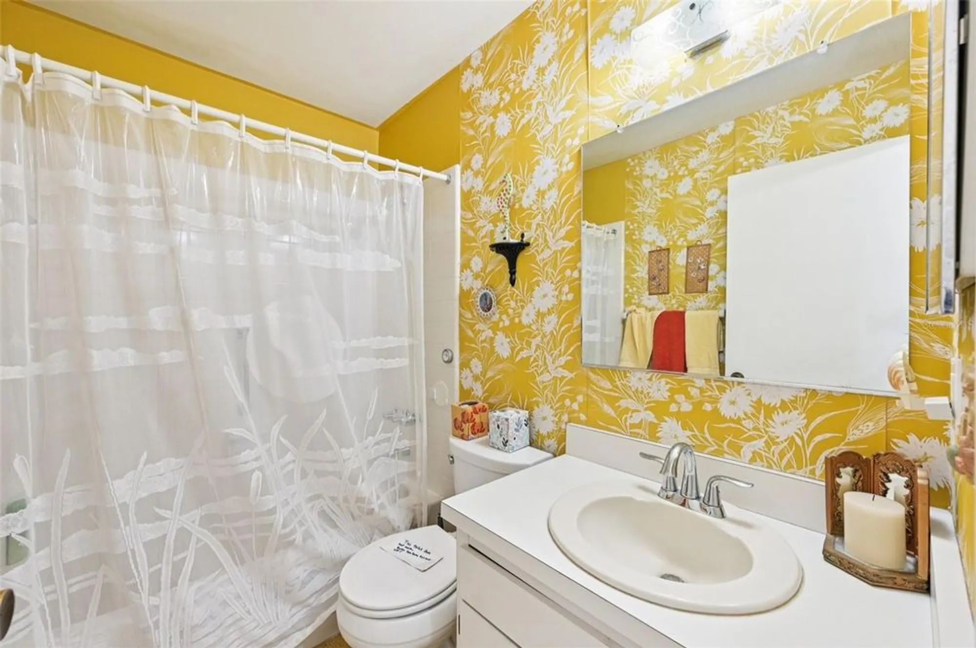 Property Slideshow image 13 of 51 | 2208 grenadier dr, Sun City Center, FL, 33573