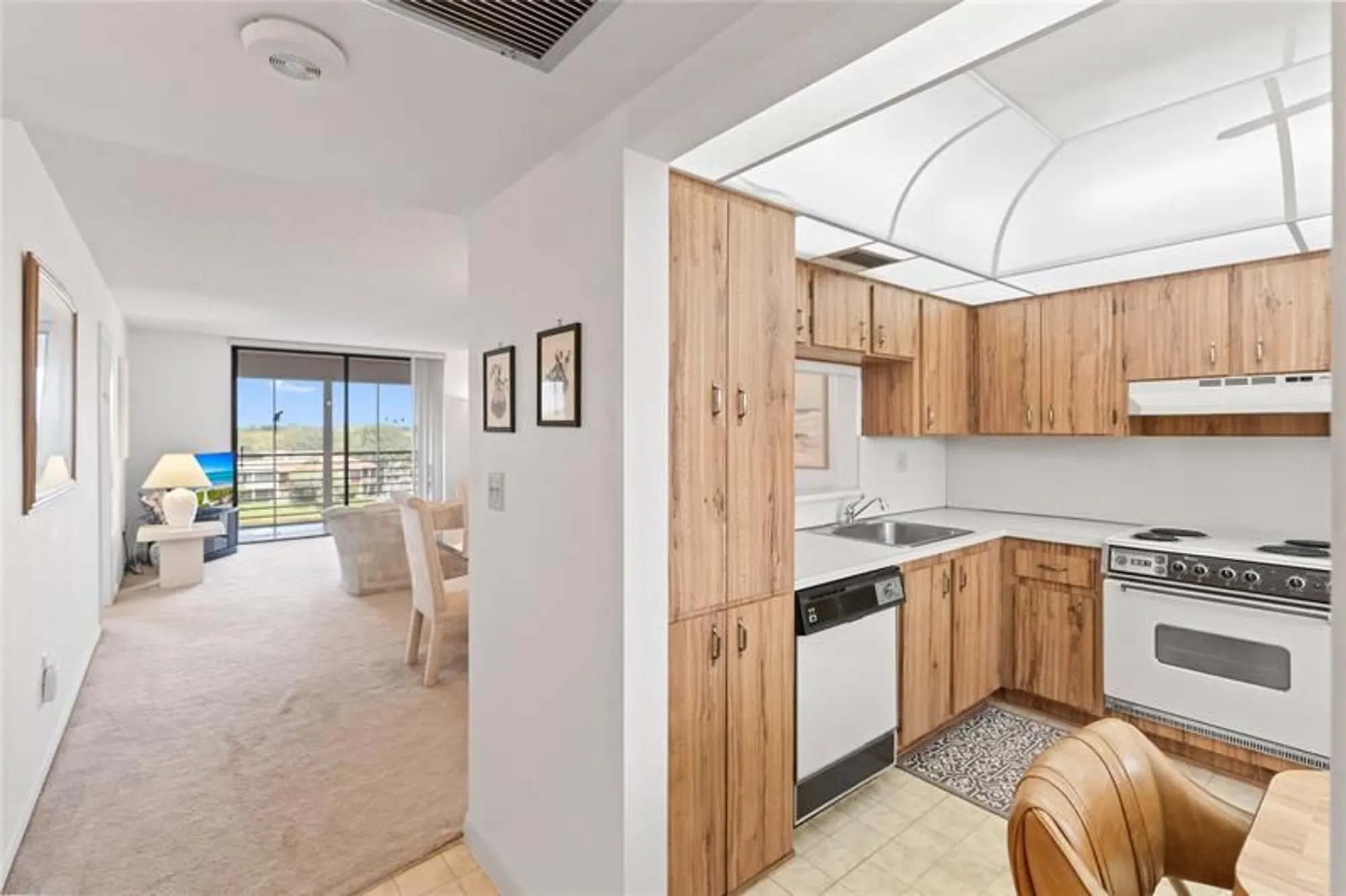 Property Slideshow image 8 of 38 | 900 colony point cir 511, Pembroke Pines, FL, 33026