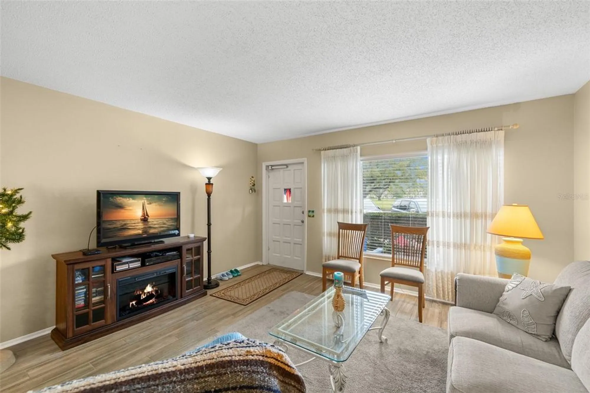 Property Slideshow image 5 of 39 | 2379 finlandia ln apt 21, Clearwater, FL, 33763