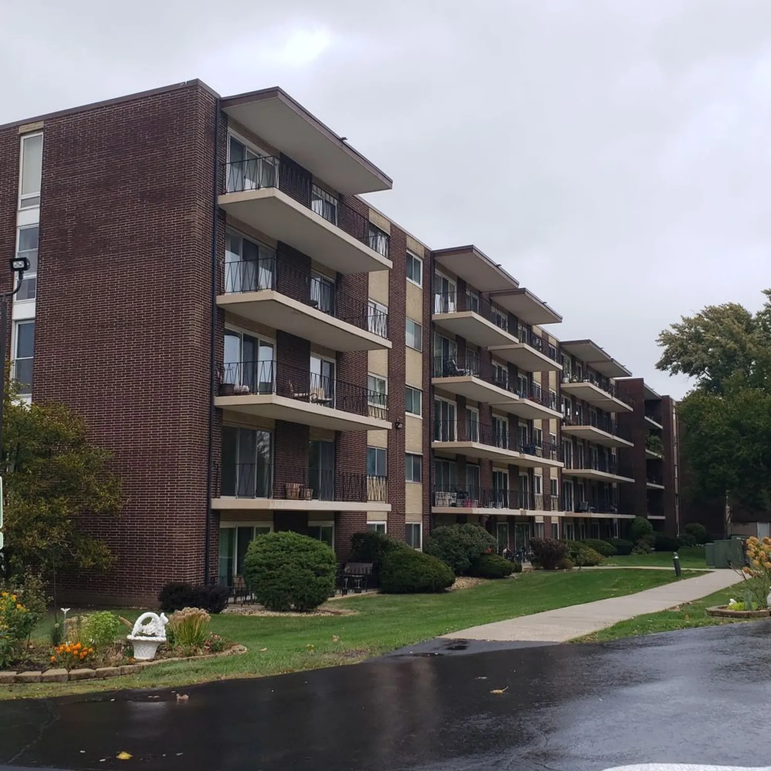 Property Slideshow image 2 of 20 | 5300 walnut ave 12b, Downers Grove, IL, 60515