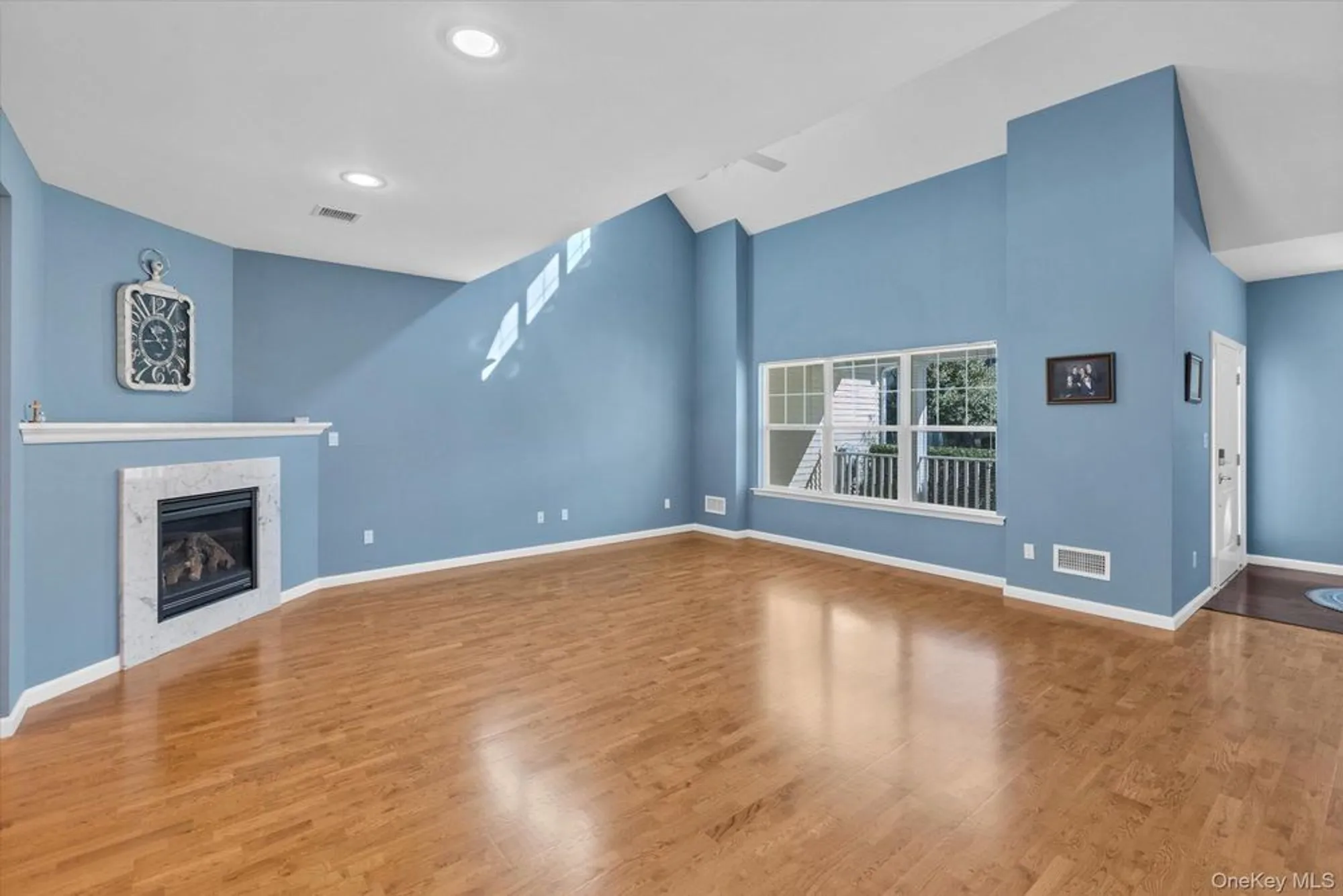 Property Slideshow image 5 of 34 | 67 stoneleigh dr, Riverhead, NY, 11901
