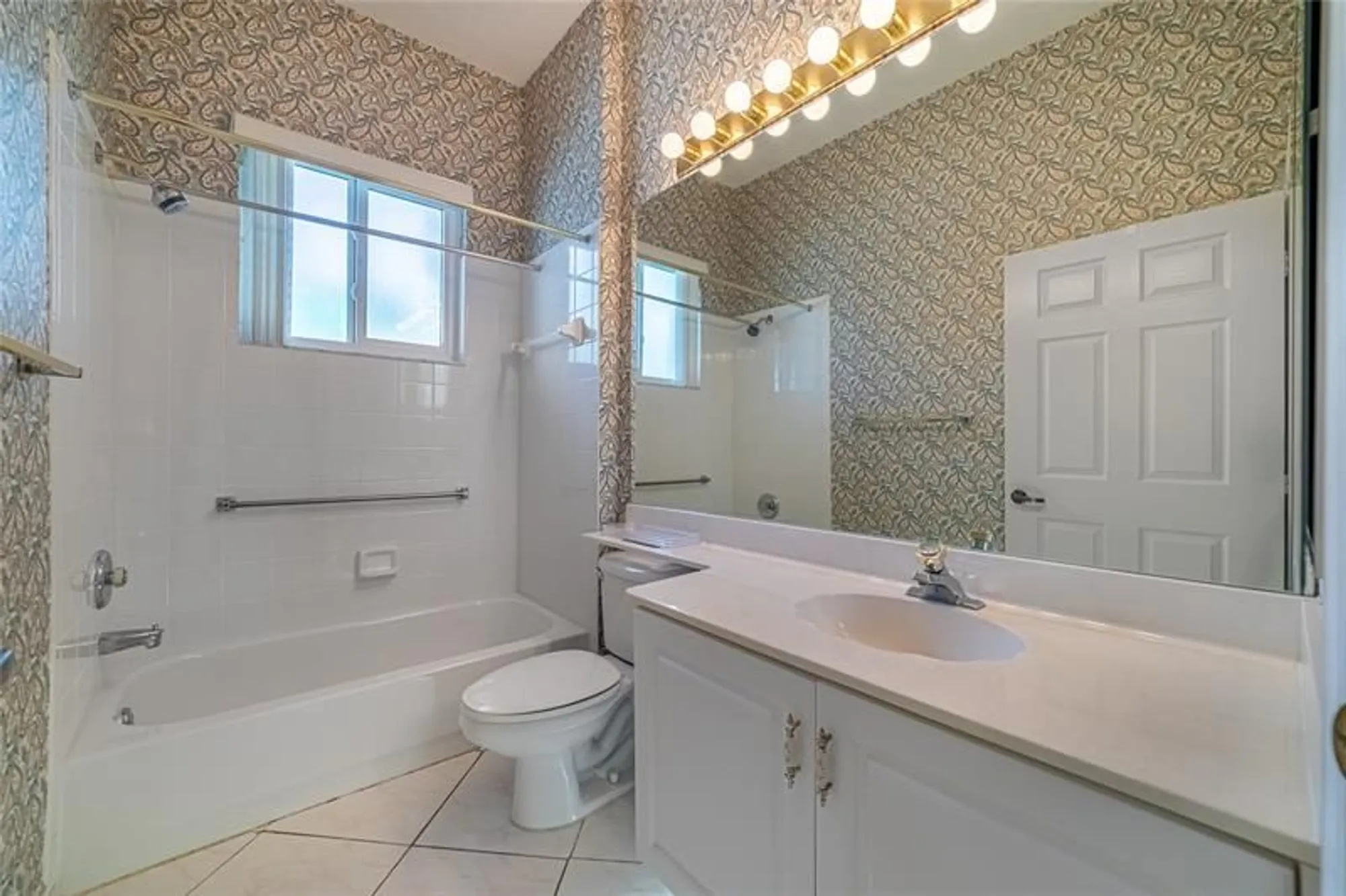 Property Slideshow image 19 of 39 | 10152 lombardy dr # 10152, Tamarac, FL, 33321