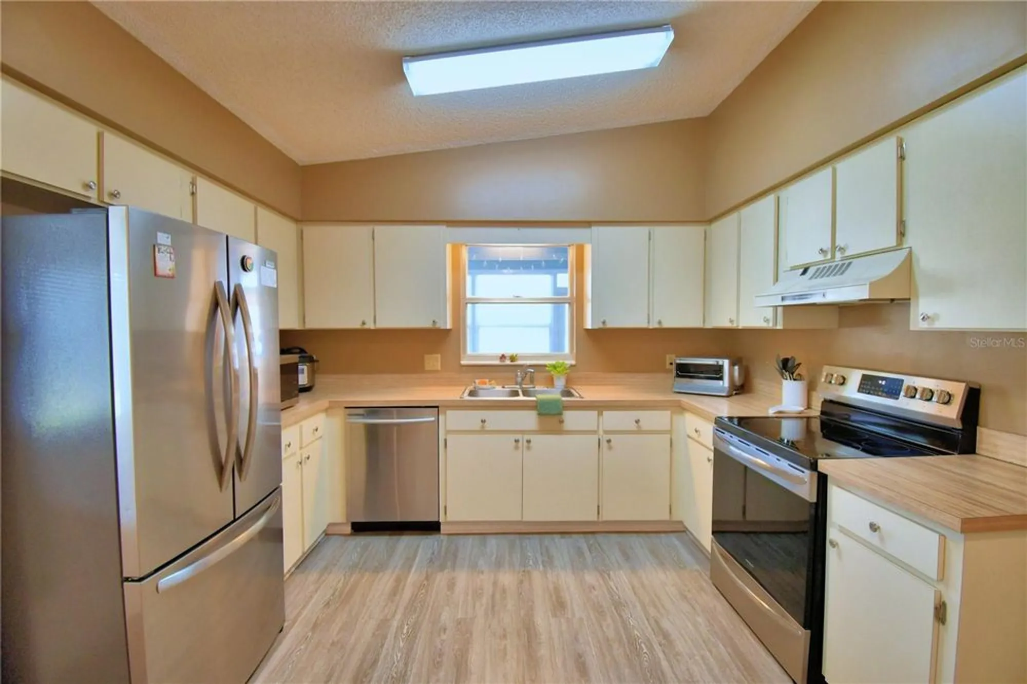 Property Slideshow image 17 of 60 | 4823 colonnades cir, Lakeland, FL, 33811