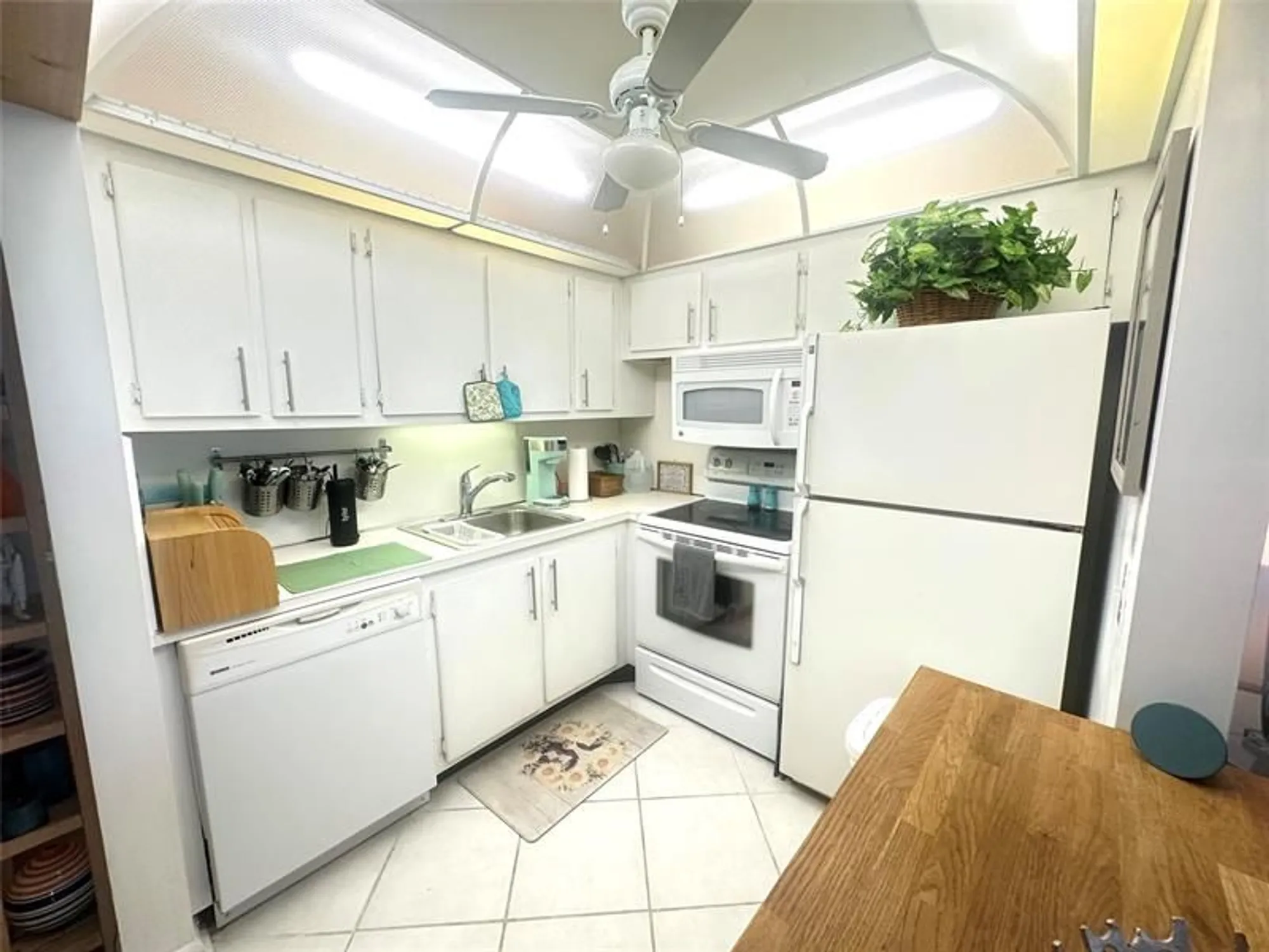 Property Slideshow image 7 of 57 | 2004 harwood c # 2004, Deerfield Beach, FL, 33442