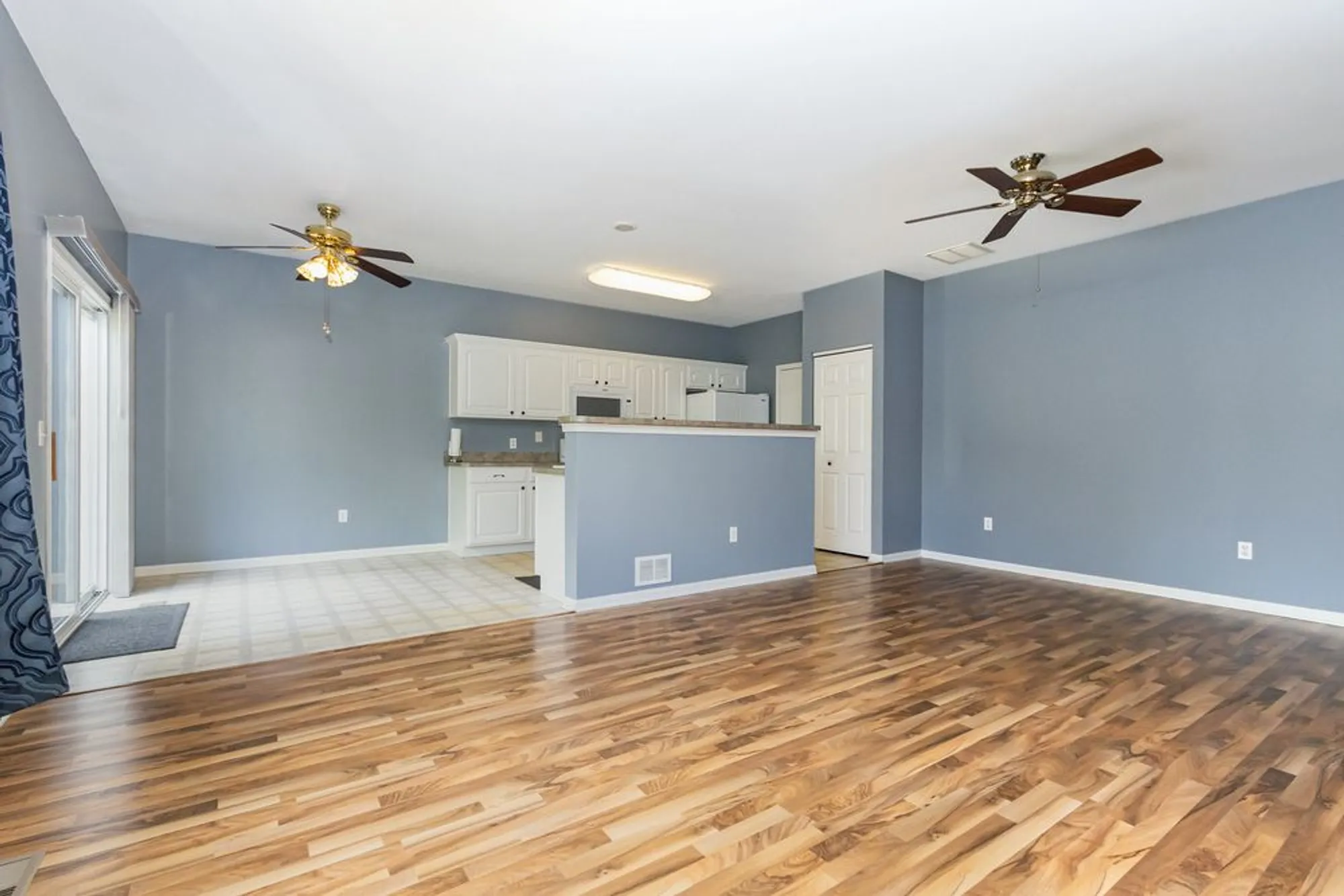 Property Slideshow image 5 of 16 | 1532 w cadillac cir, Romeoville, IL, 60446