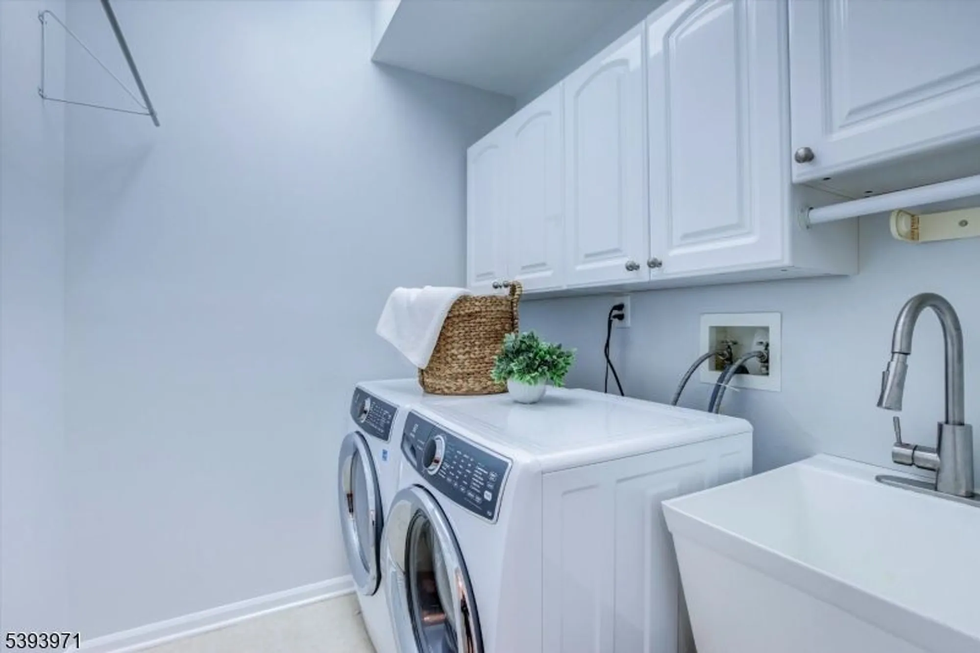 Property Slideshow image 15 of 29 | 13 fernwood ct, Whitehouse Station, NJ, 08889